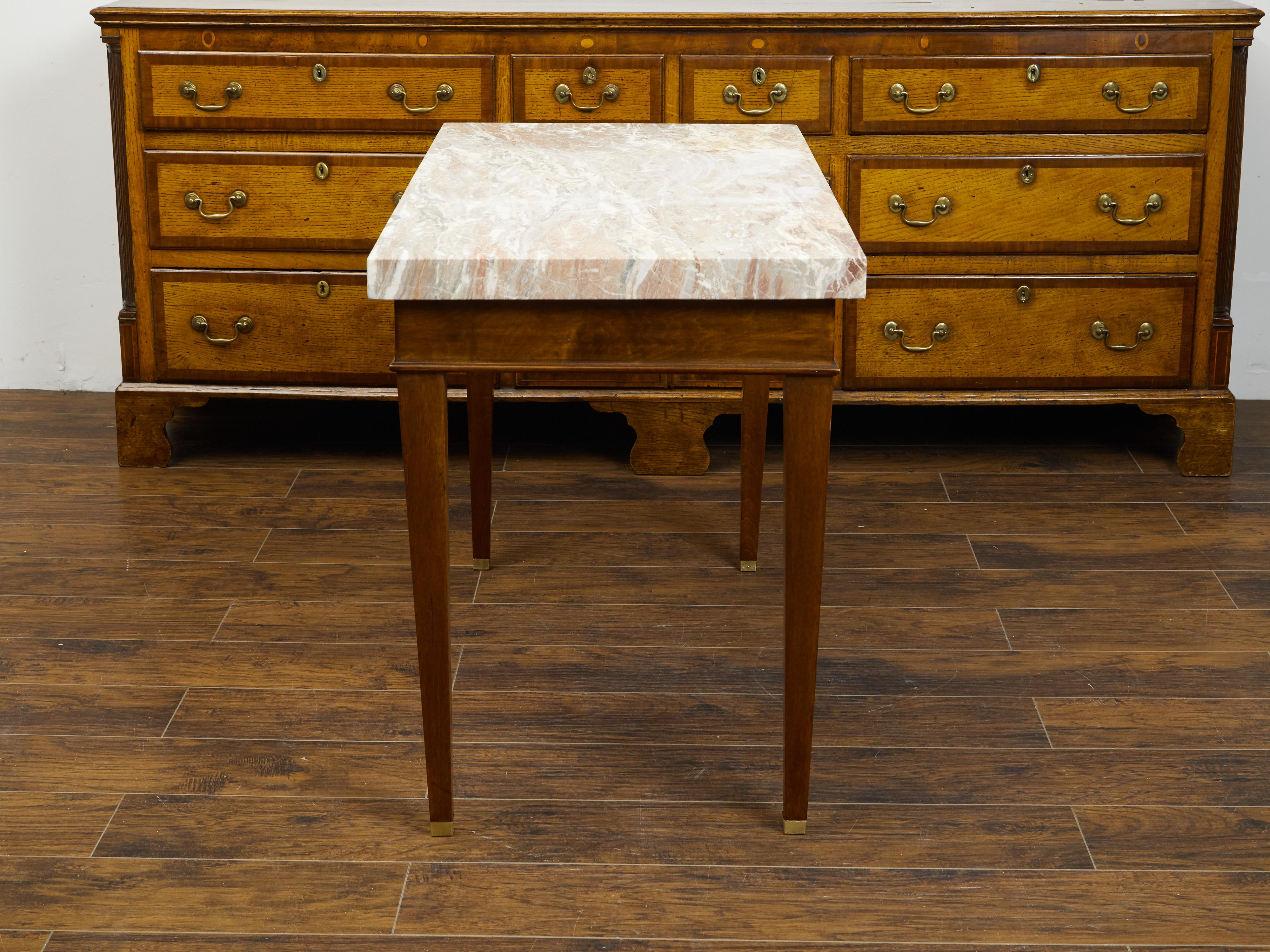 Französischer Nussbaumtisch aus dem 19. Jahrhundert mit Marmorplatte, einer Schublade und konisch zulaufenden Beinen im Angebot 6
