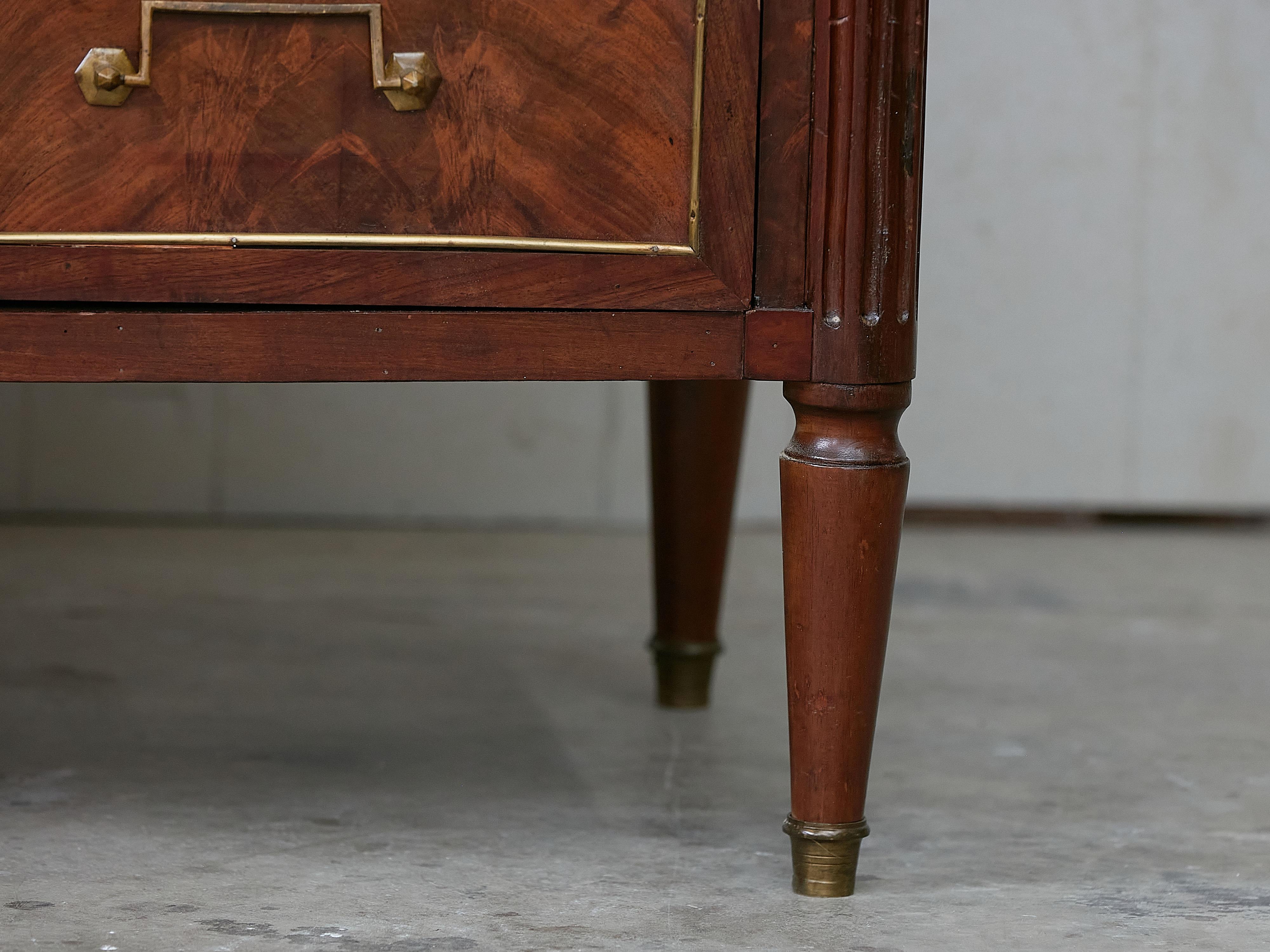 Drei-Schubladen-Kommode aus Nussbaumholz mit grauer Marmorplatte aus dem 19. Jahrhundert im Angebot 14