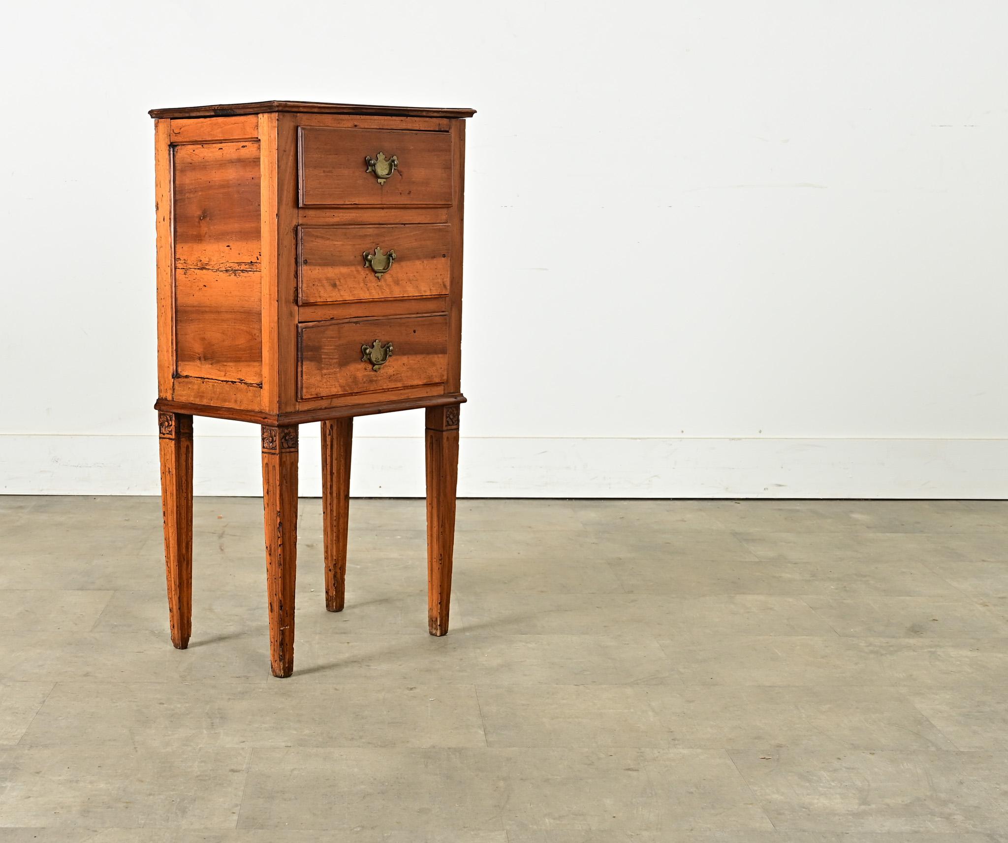 Petite table d'appoint française, vers 1820, en noyer, à trois tiroirs, reposant sur des pieds cannelés et fuselés. Cette jolie pièce serait un ajout merveilleux dans une petite chambre comme table de chevet ou dans un salon pour rehausser une