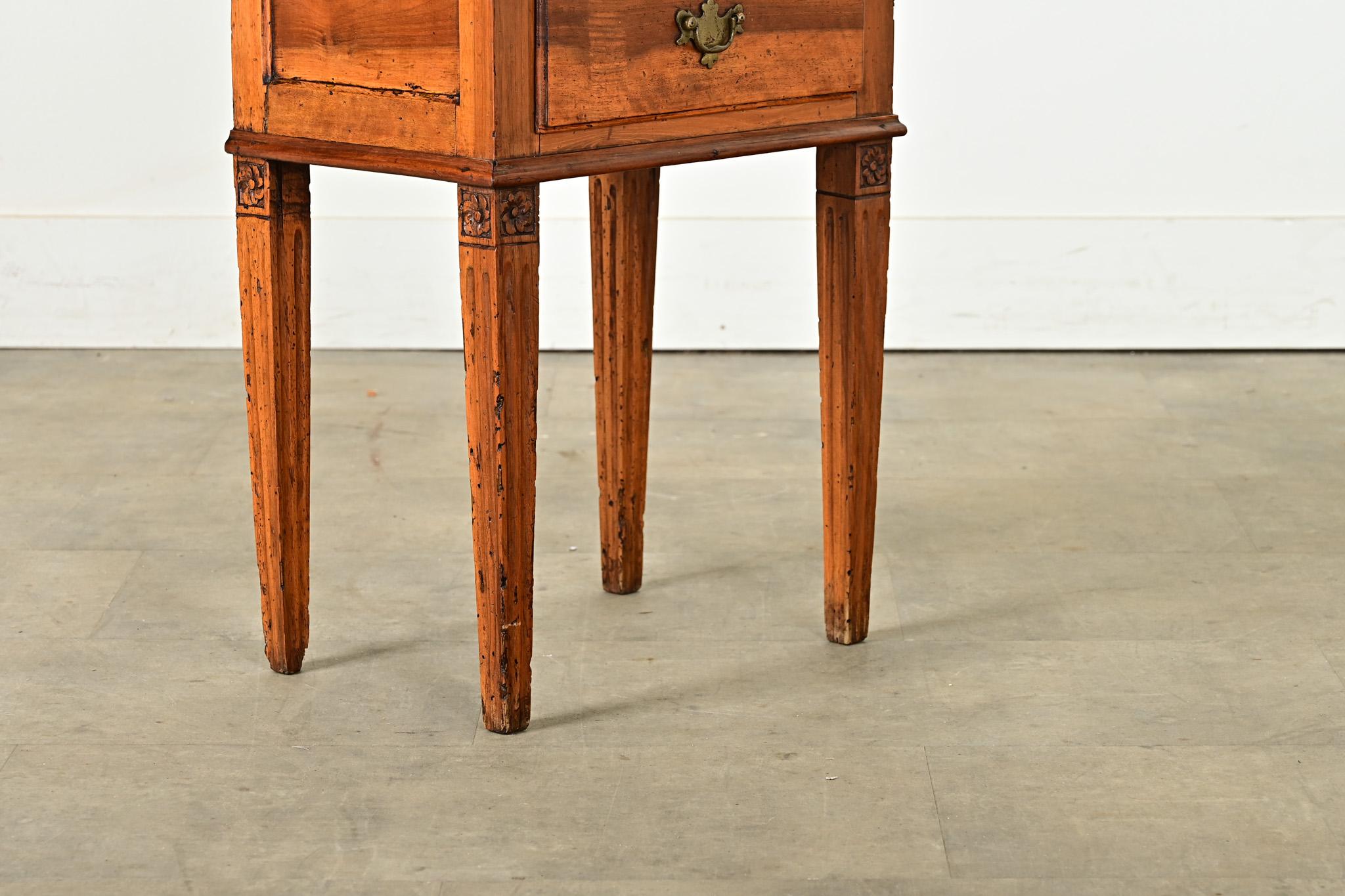 Sculpté Table à trois tiroirs en noyer du XIXe siècle en vente