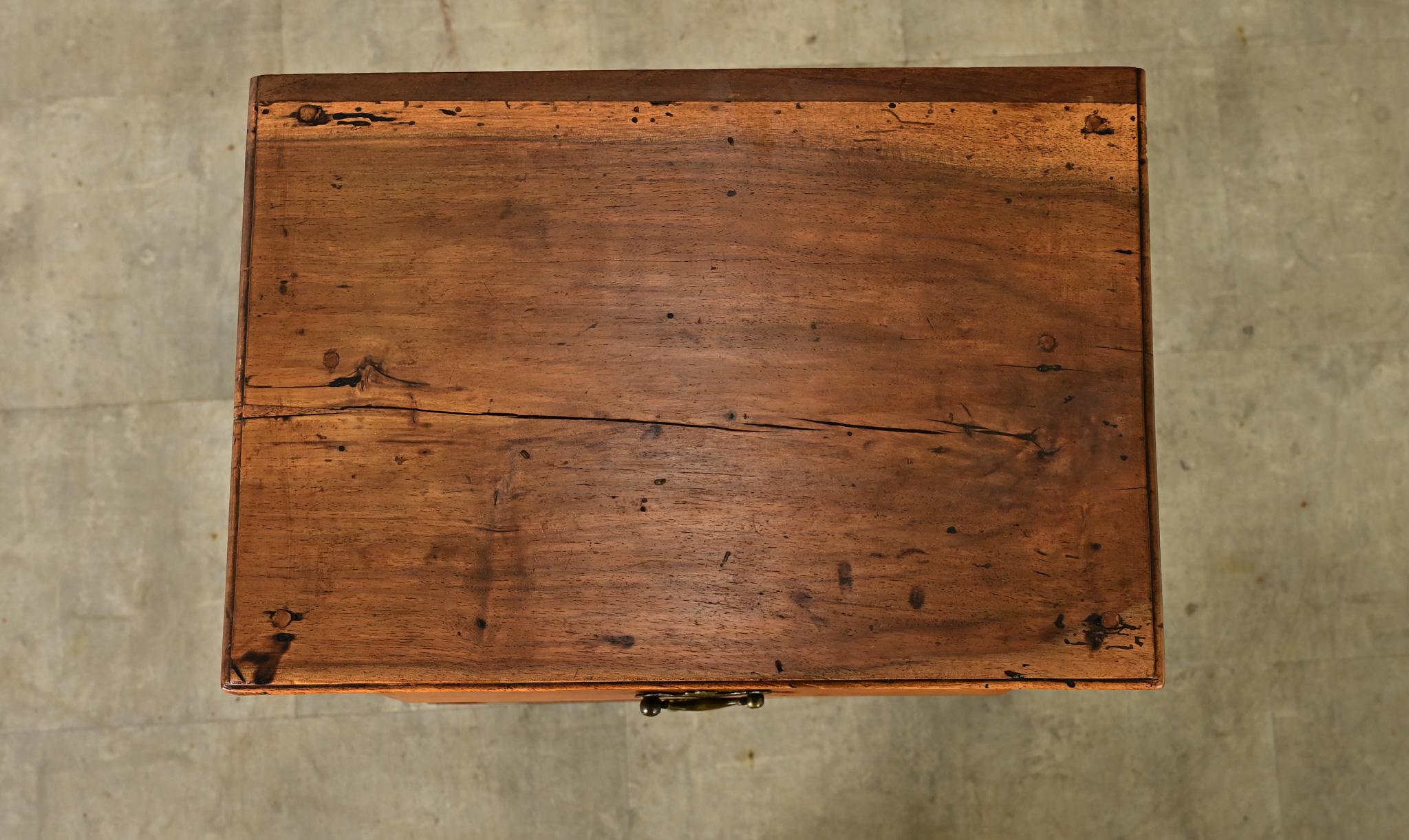 Table à trois tiroirs en noyer du XIXe siècle Bon état - En vente à Baton Rouge, LA