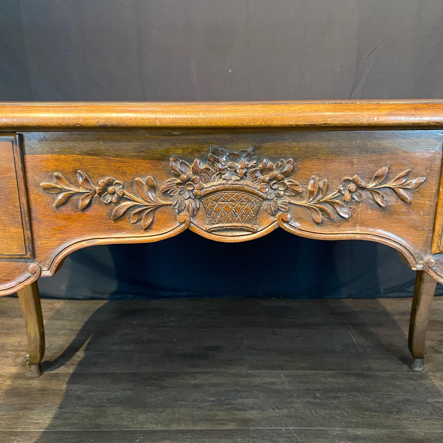 French 19th Century Walnut Two Sided Louis XV Writing Desk en vente 3