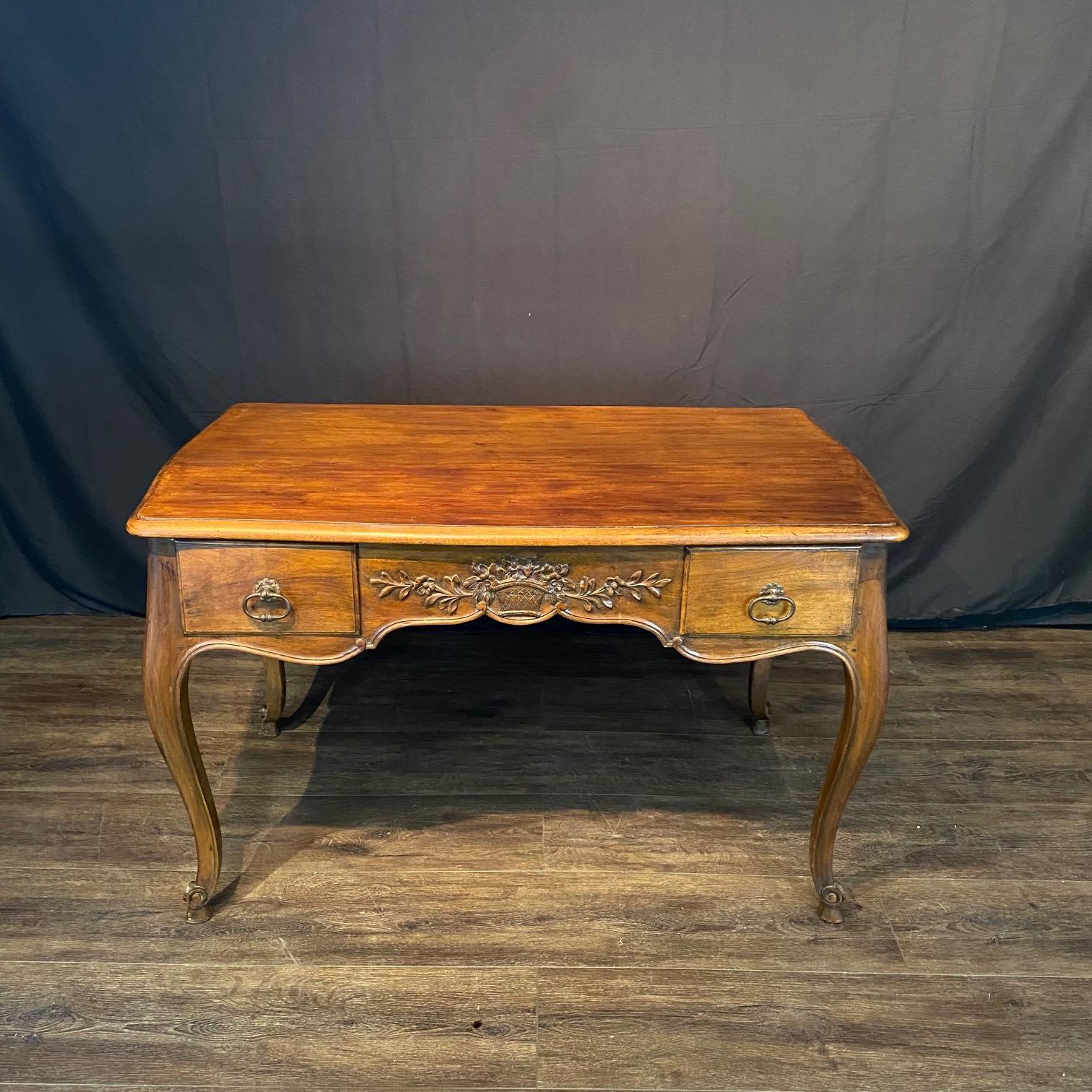 French 19th Century Walnut Two Sided Louis XV Writing Desk en vente 4