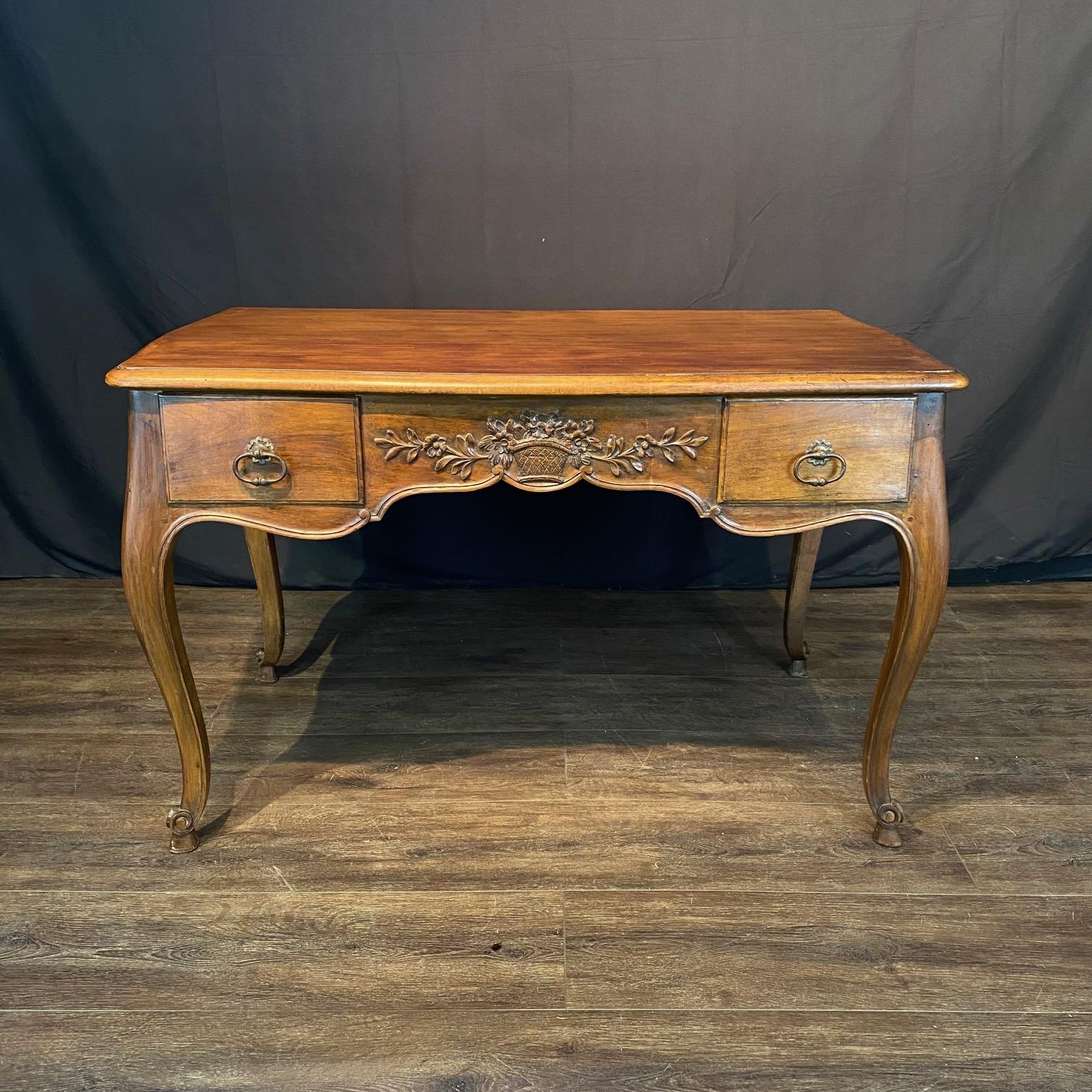 French 19th Century Walnut Two Sided Louis XV Writing Desk en vente 5