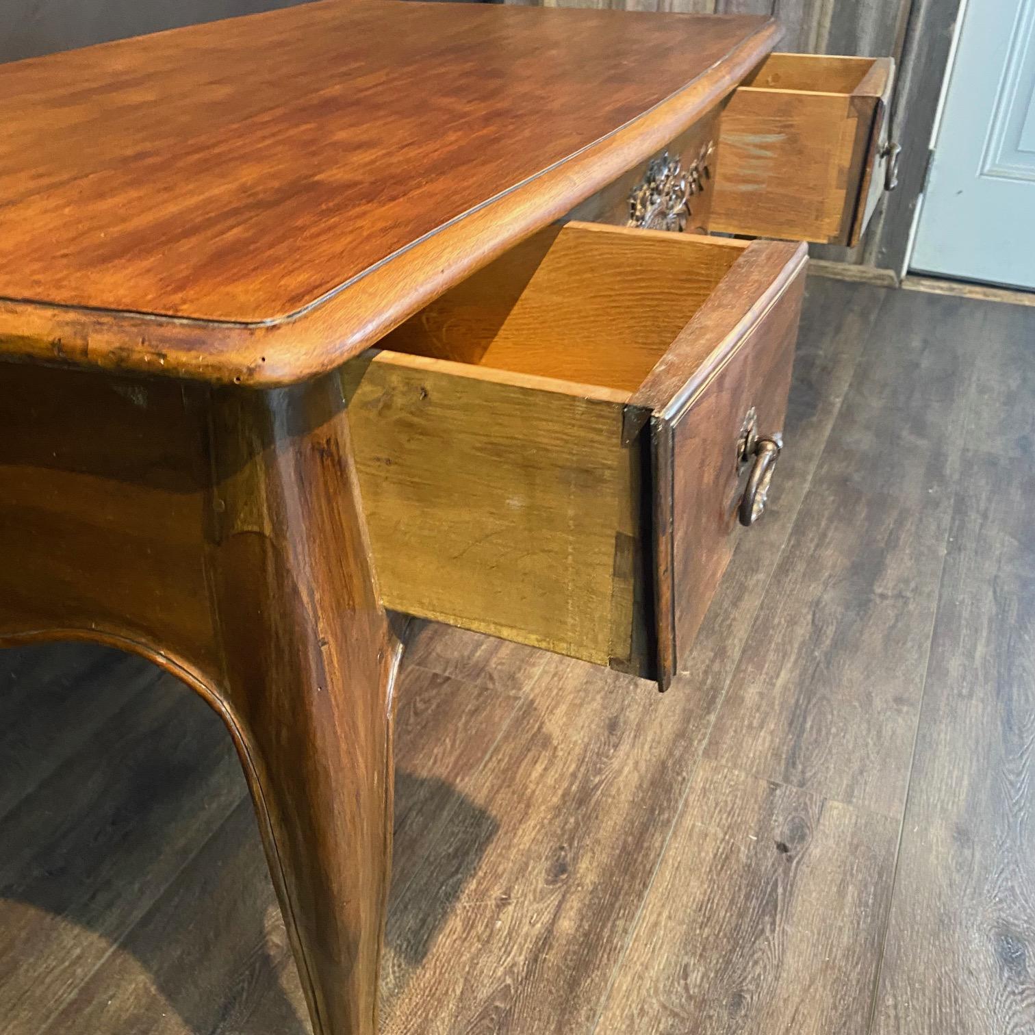 Français French 19th Century Walnut Two Sided Louis XV Writing Desk en vente