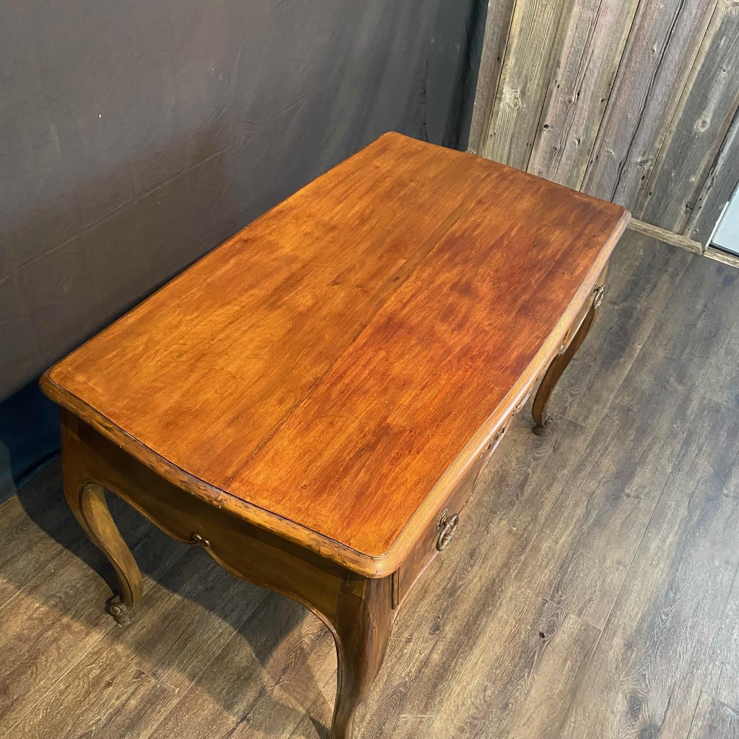 French 19th Century Walnut Two Sided Louis XV Writing Desk Bon état - En vente à Hopewell, NJ