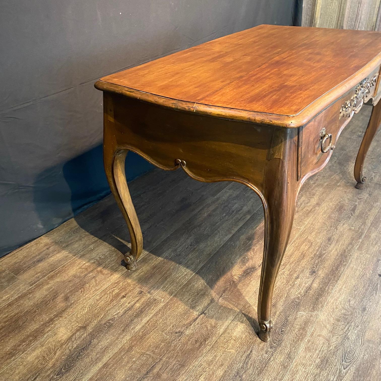 XIXe siècle French 19th Century Walnut Two Sided Louis XV Writing Desk en vente