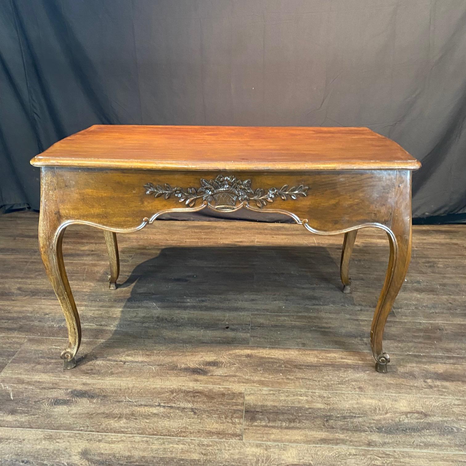 Noyer French 19th Century Walnut Two Sided Louis XV Writing Desk en vente