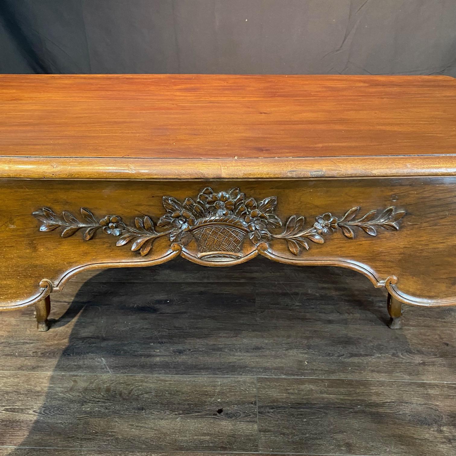 French 19th Century Walnut Two Sided Louis XV Writing Desk en vente 1