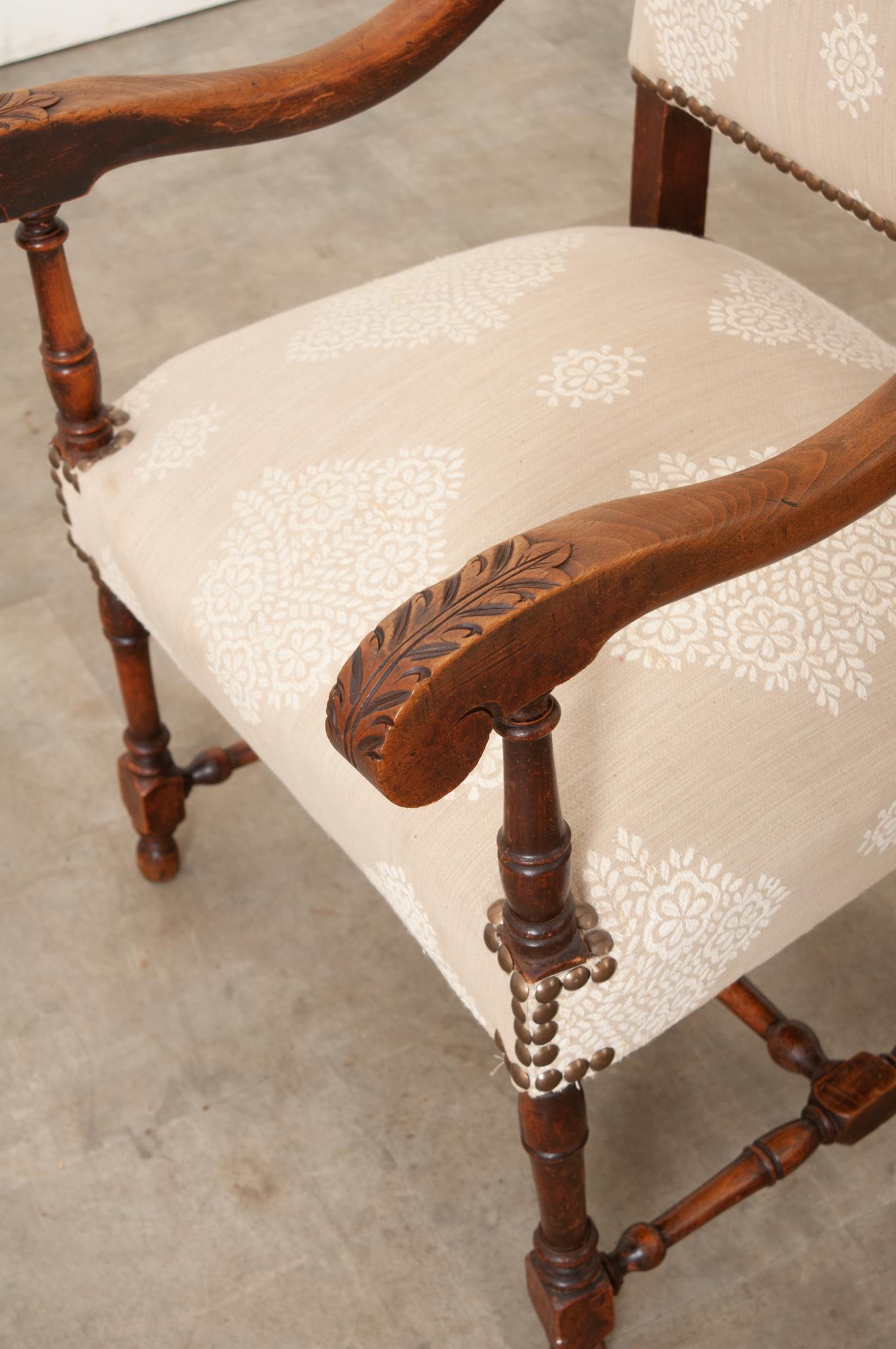 Fauteuil francese del XIX secolo in legno di noce e imbottito in vendita 3