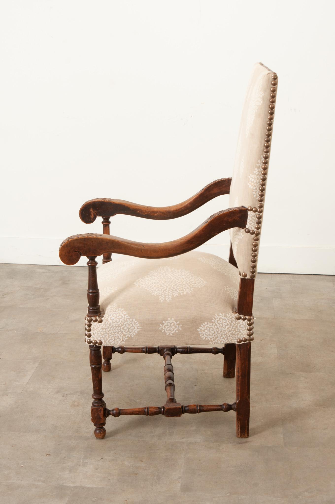 Fauteuil francese del XIX secolo in legno di noce e imbottito in vendita 4