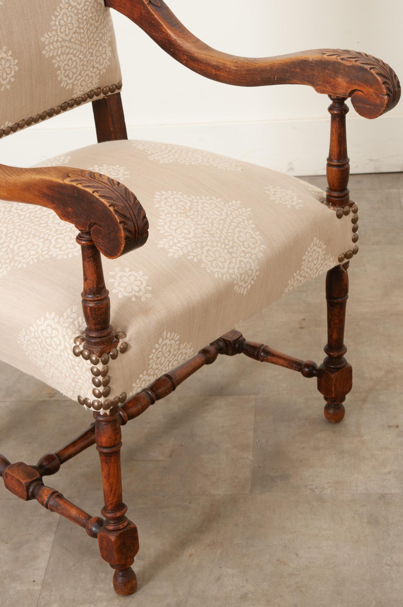 Fauteuil francese del XIX secolo in legno di noce e imbottito in vendita 5