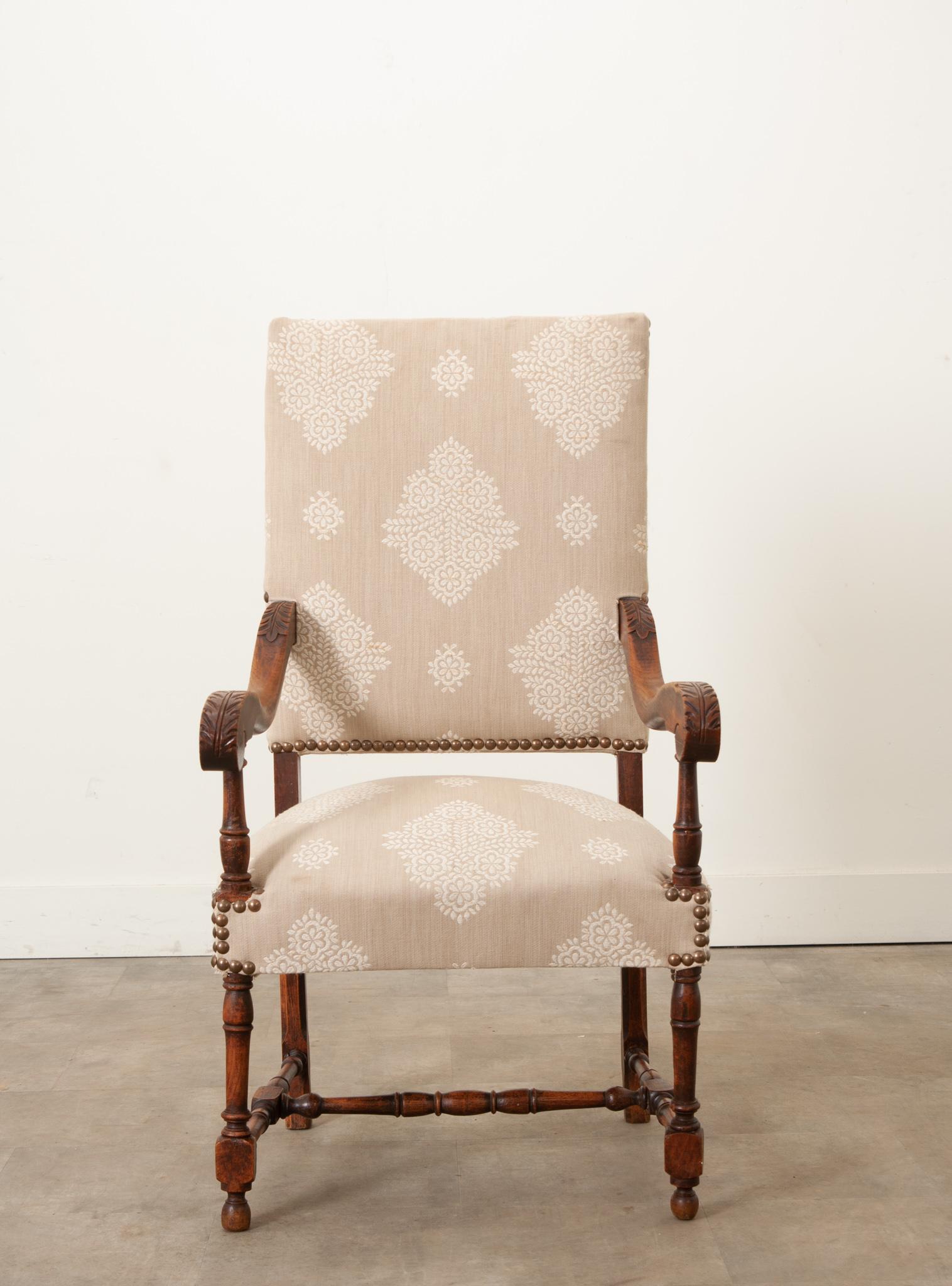 Altro Fauteuil francese del XIX secolo in legno di noce e imbottito in vendita