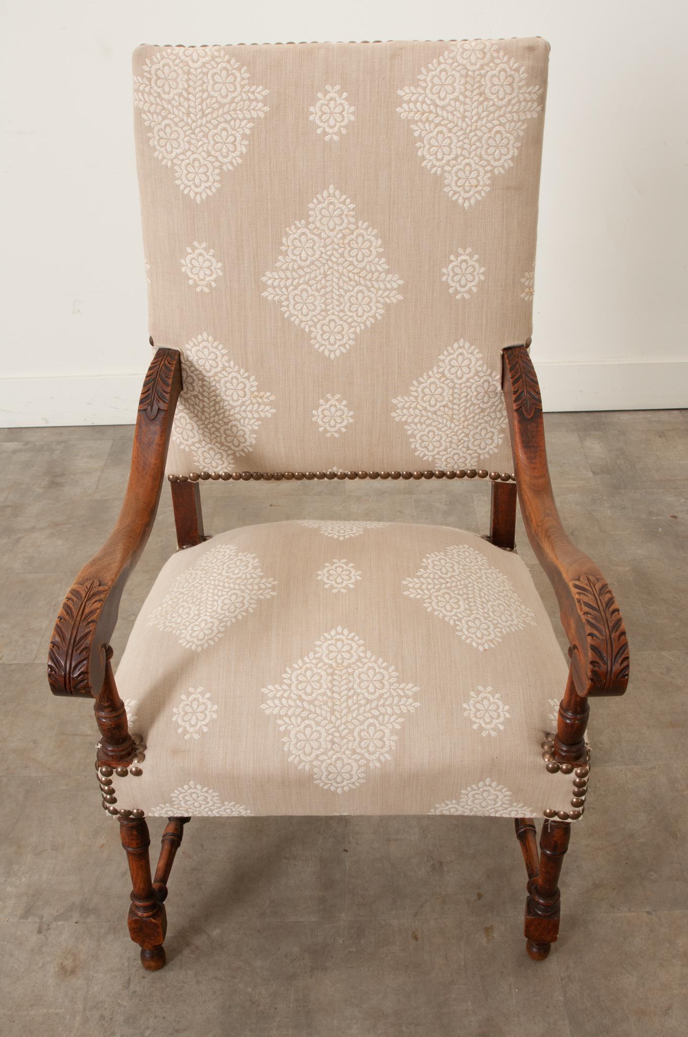 Francese Fauteuil francese del XIX secolo in legno di noce e imbottito in vendita
