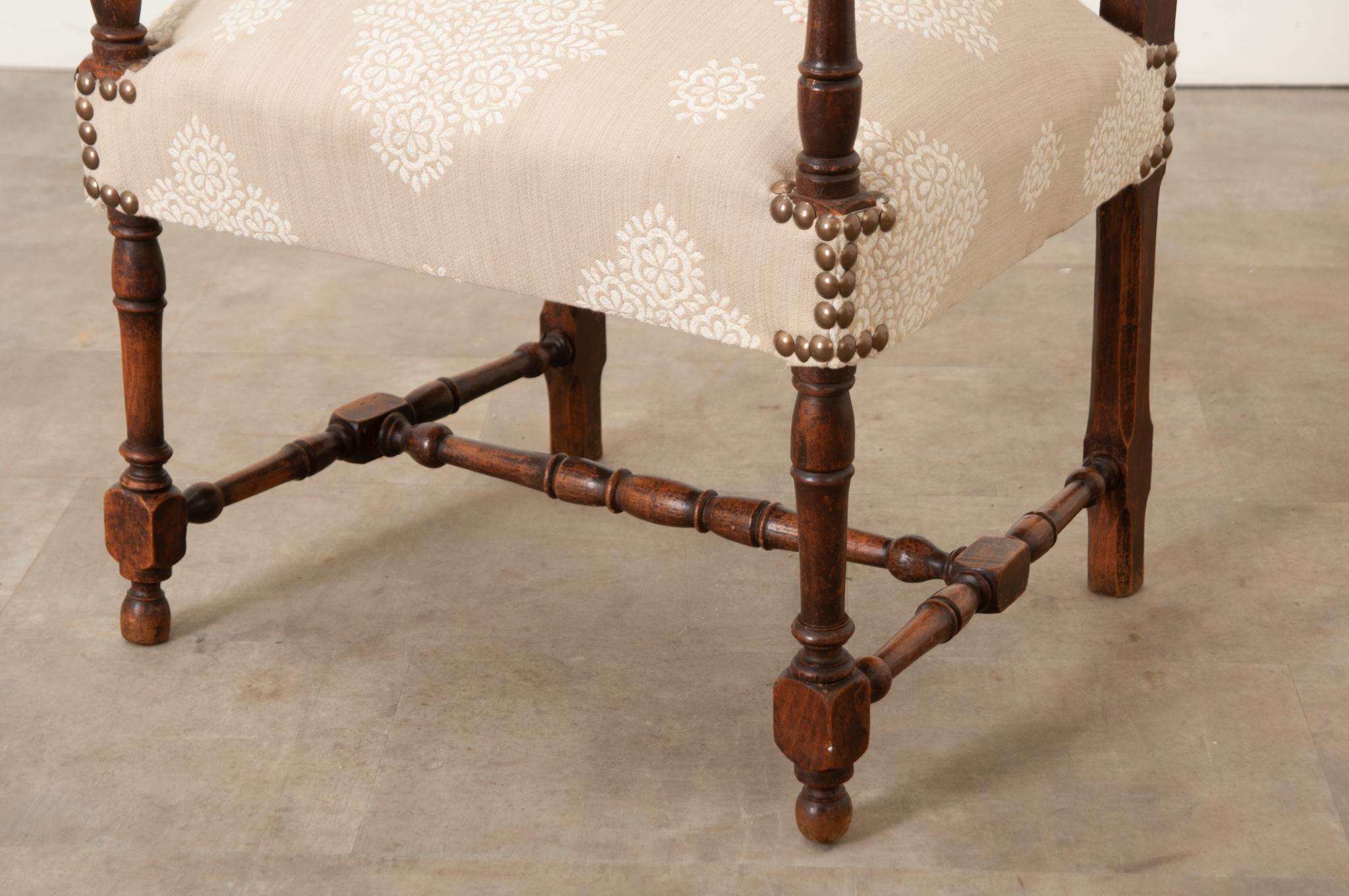 Fauteuil francese del XIX secolo in legno di noce e imbottito In condizioni buone in vendita a Baton Rouge, LA