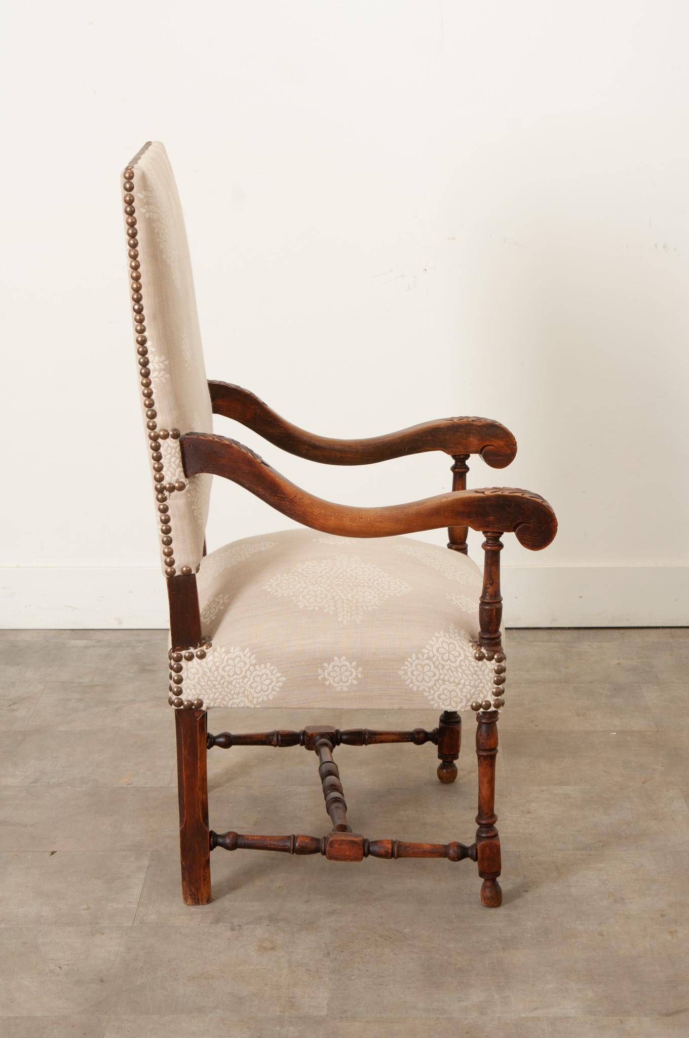 Tessuto Fauteuil francese del XIX secolo in legno di noce e imbottito in vendita