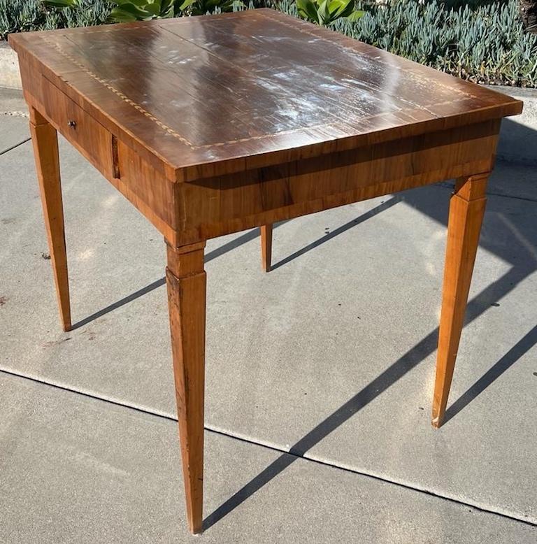 French 19th Century Walnut Veneer End Table or Desk With Rosewood Inlay  For Sale 5