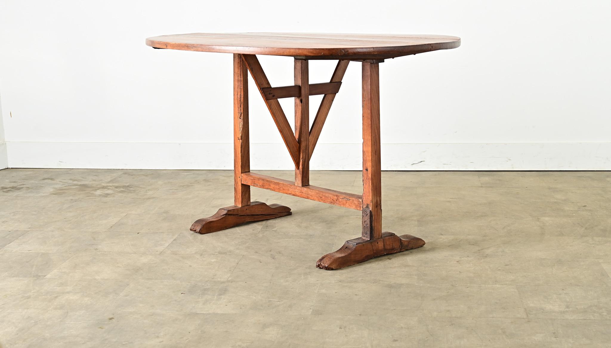 Table à dégustation en noyer du 19e siècle en vente 4