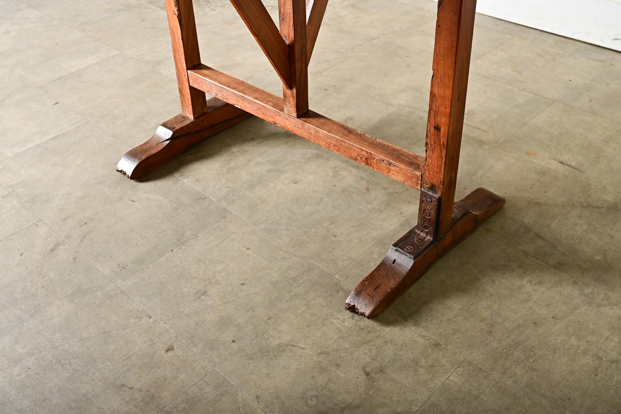 Table à dégustation en noyer du 19e siècle en vente 5