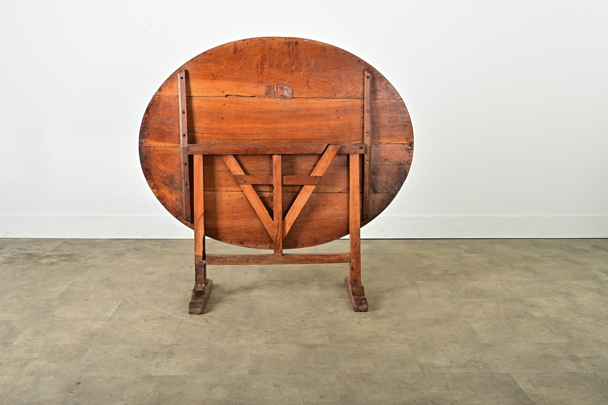 Table à dégustation en noyer du 19e siècle en vente 6