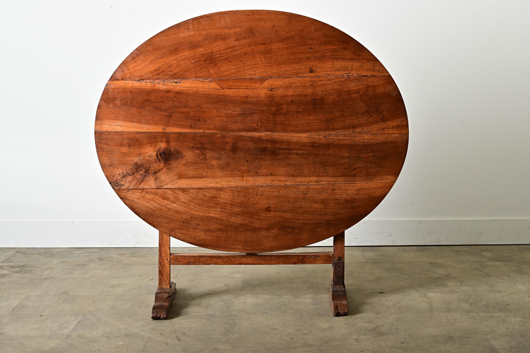 Provincial français Table à dégustation en noyer du 19e siècle en vente