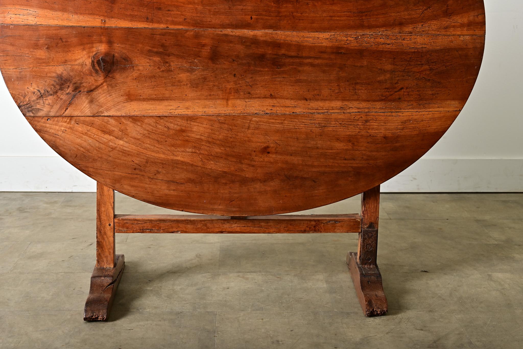 Sculpté Table à dégustation en noyer du 19e siècle en vente