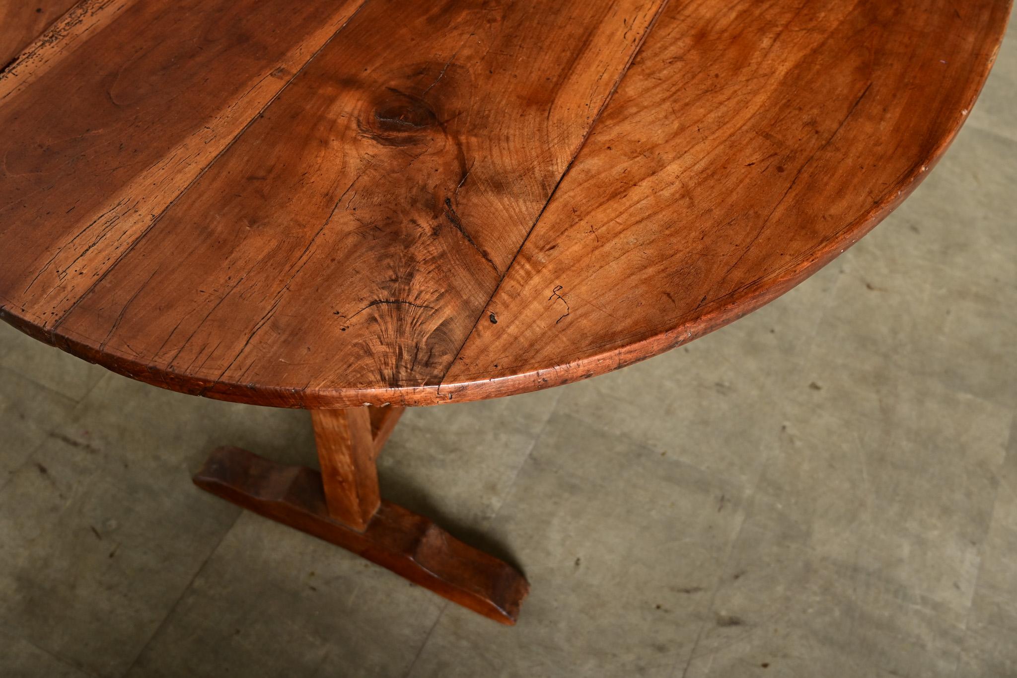 XIXe siècle Table à dégustation en noyer du 19e siècle en vente