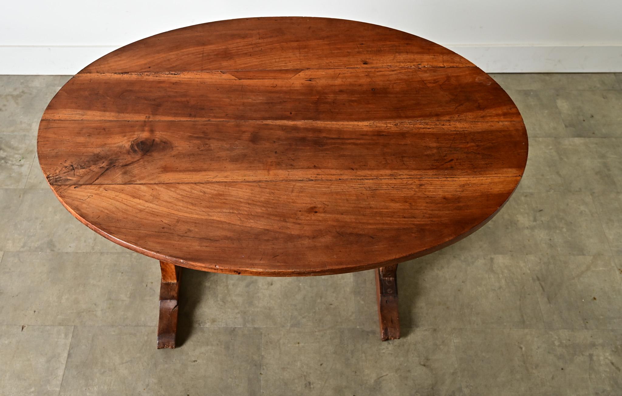 Fer Table à dégustation en noyer du 19e siècle en vente