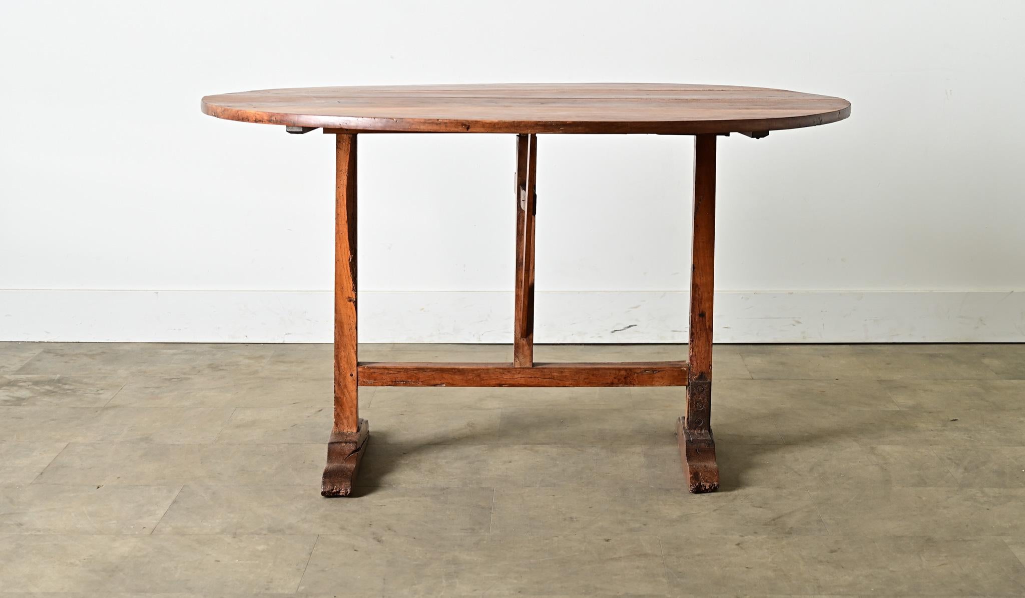 Table à dégustation en noyer du 19e siècle en vente 1