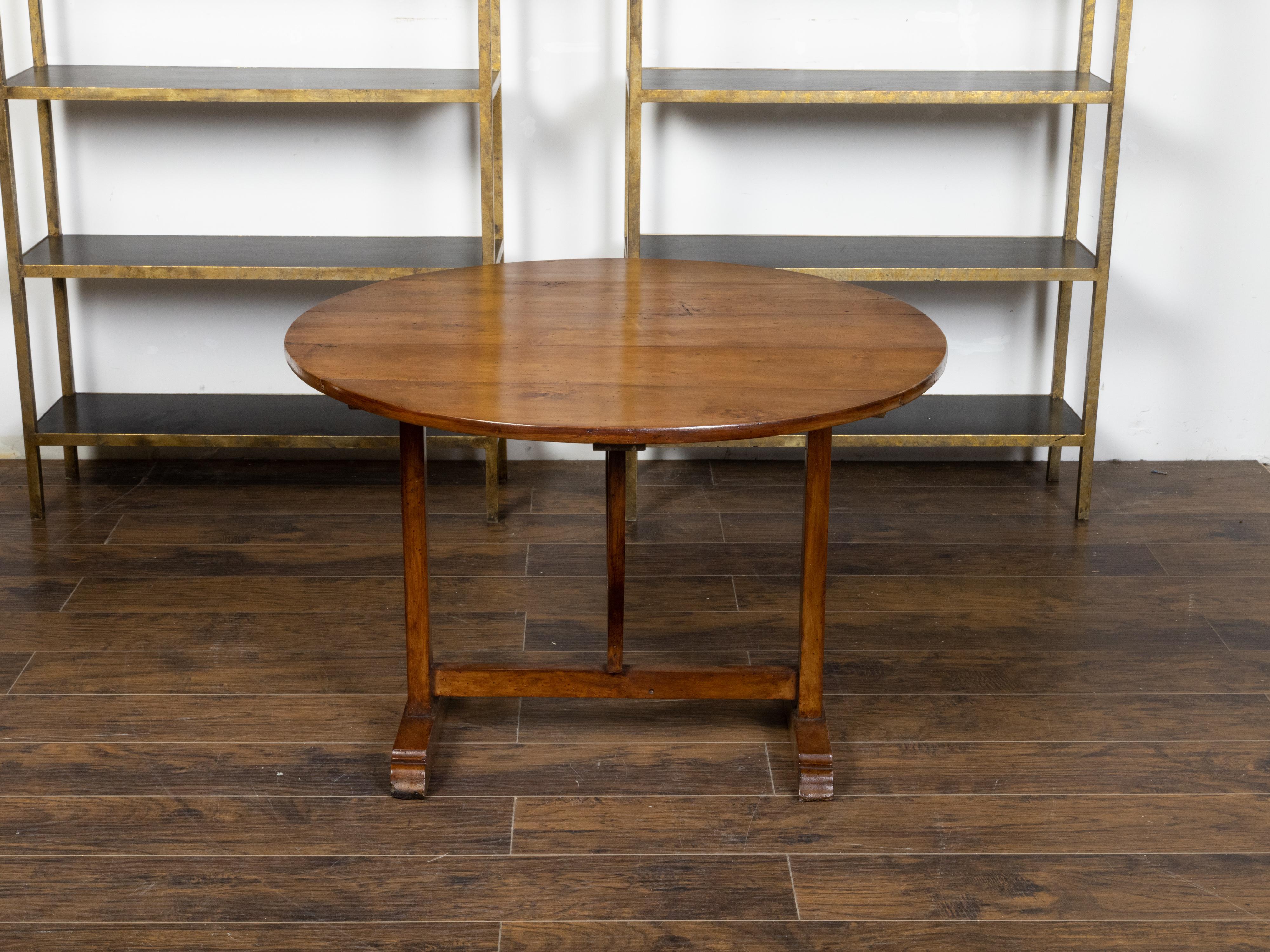French 19th Century Walnut Wine Tasting Tilt-Top Table with Circular Top In Good Condition In Atlanta, GA