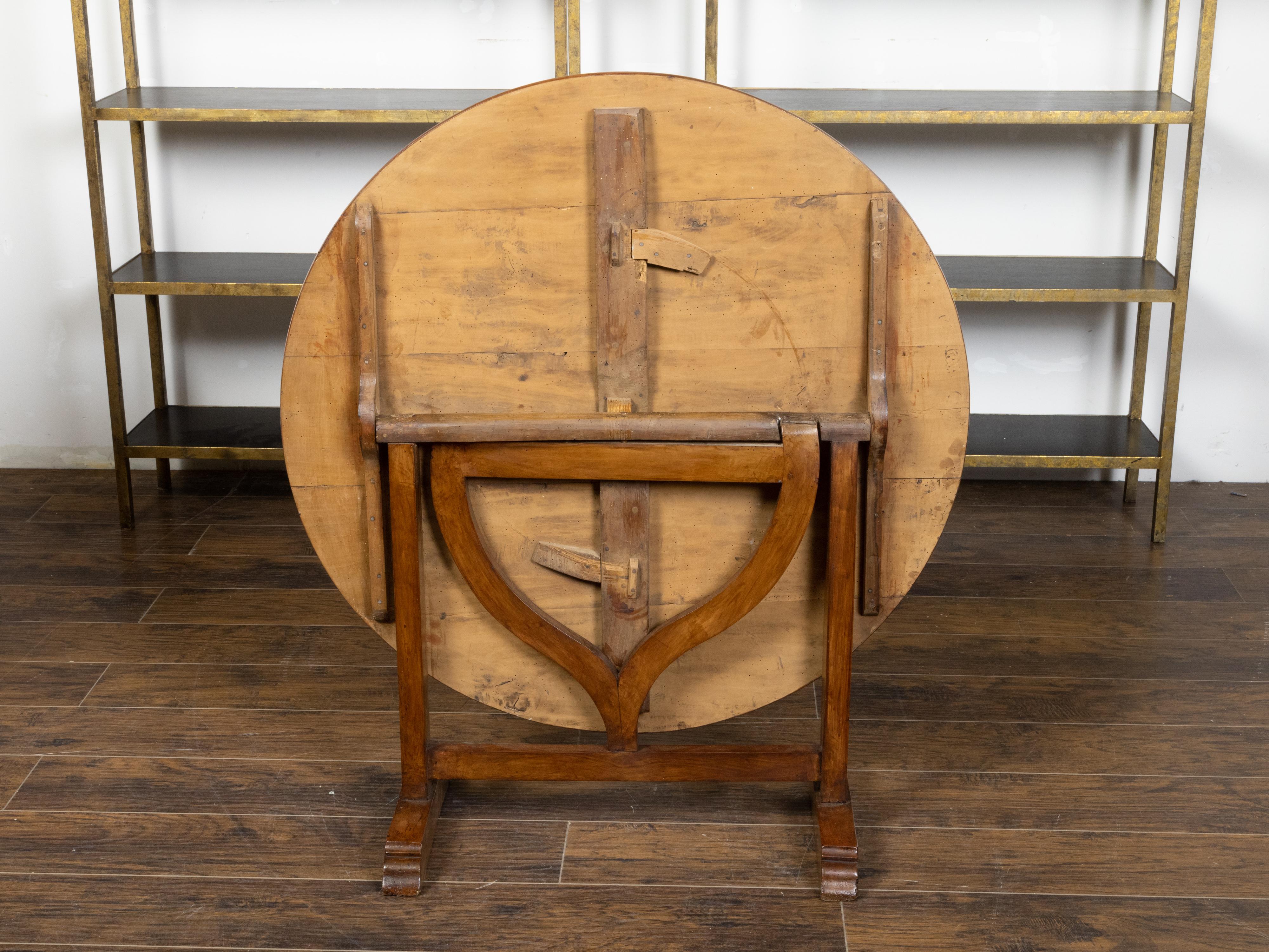 French 19th Century Walnut Wine Tasting Tilt-Top Table with Circular Top 4