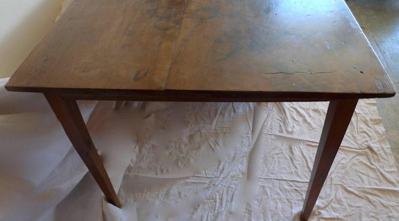 Französischer Schreibtisch aus Nussbaumholz mit drei Schubladen und Originalbeschlägen aus dem 19. Jahrhundert im Angebot 5