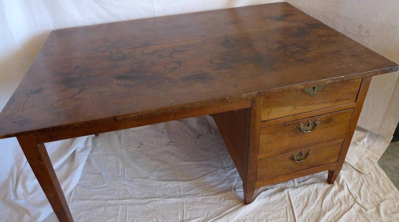 Französischer Schreibtisch aus Nussbaumholz mit drei Schubladen und Originalbeschlägen aus dem 19. Jahrhundert (Walnuss) im Angebot