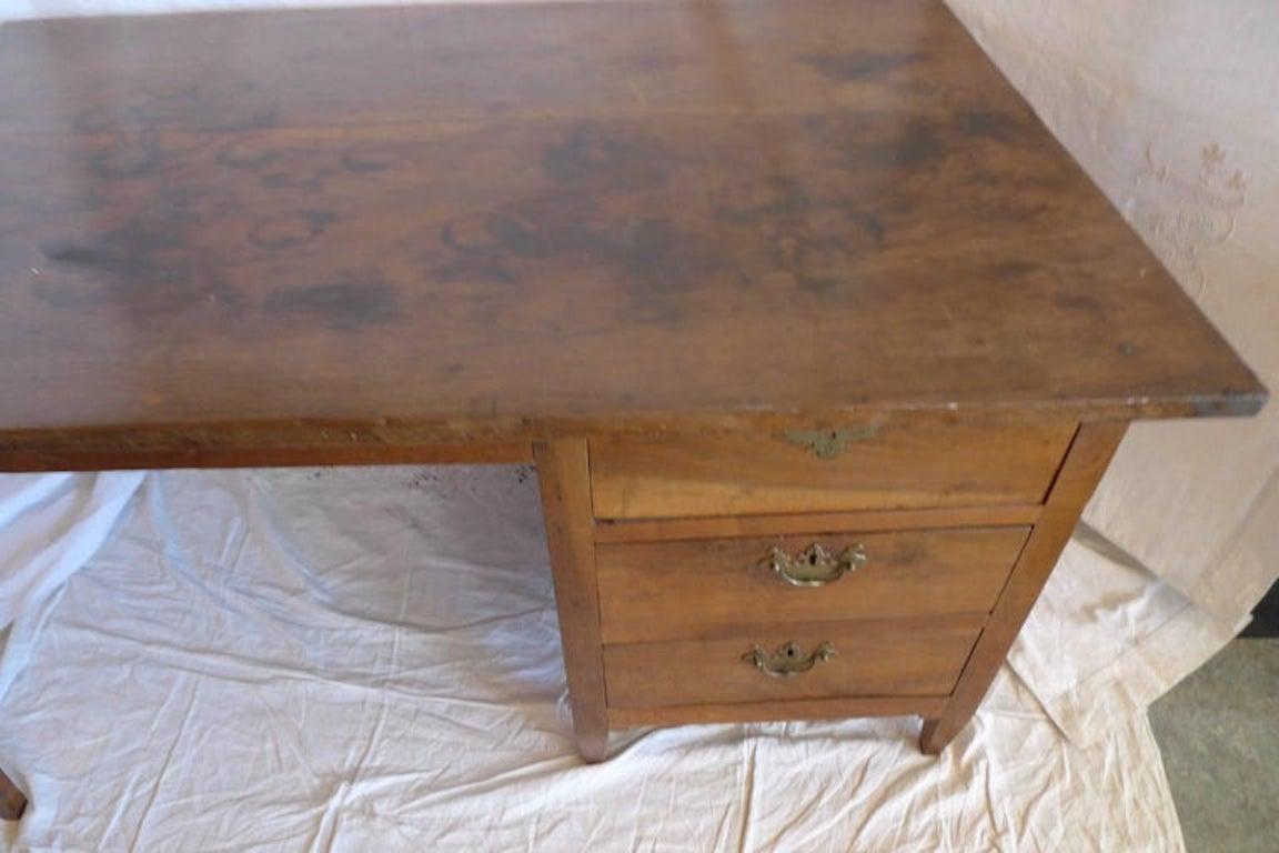 Französischer Schreibtisch aus Nussbaumholz mit drei Schubladen und Originalbeschlägen aus dem 19. Jahrhundert im Angebot 1