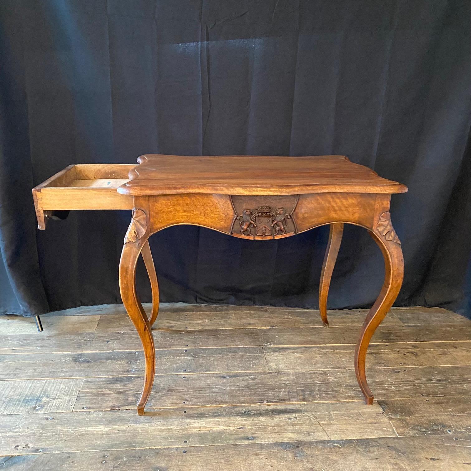 French 19th Century Walnut Writing Table or Desk with Lions and Shield Crest For Sale 1