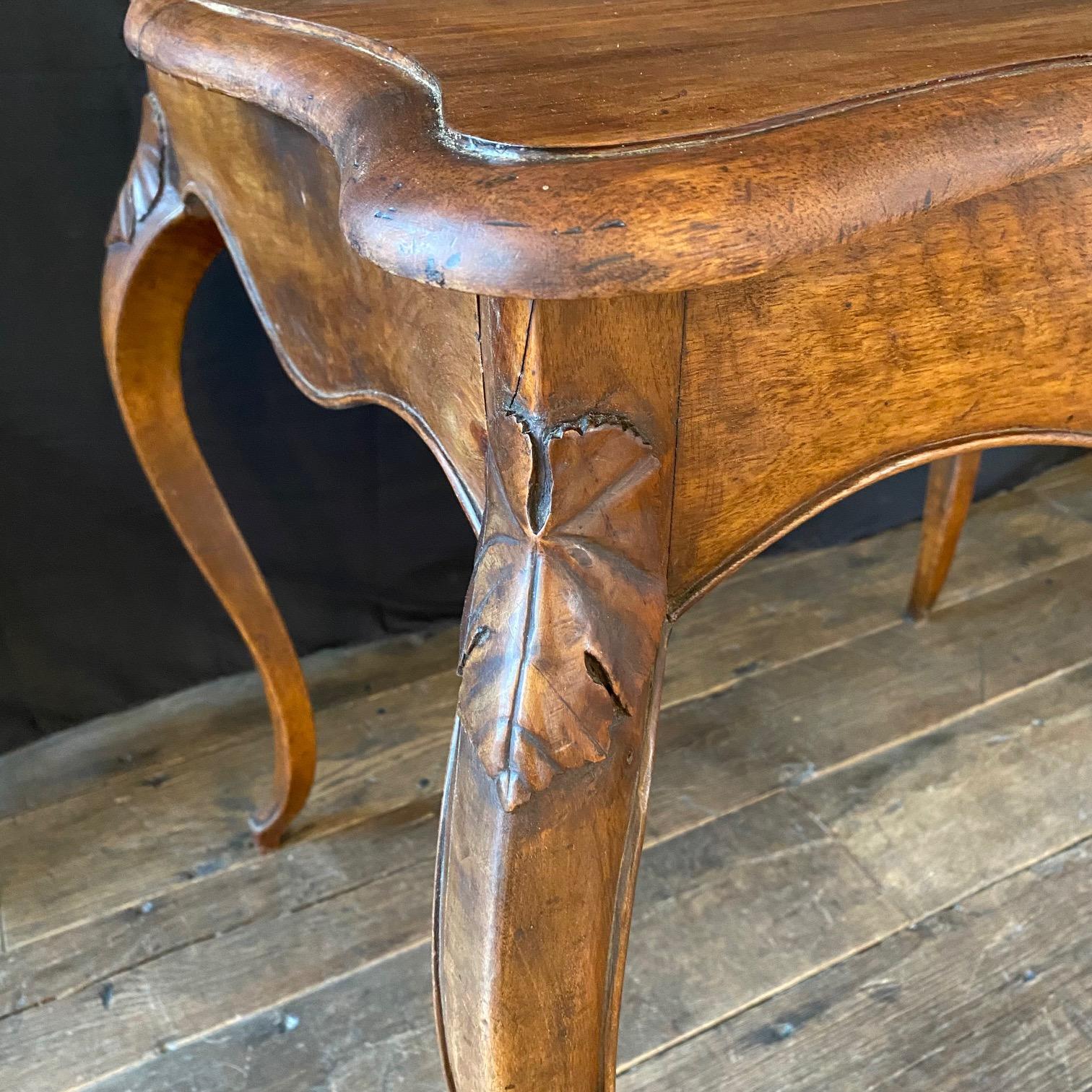 French 19th Century Walnut Writing Table or Desk with Lions and Shield Crest For Sale 3