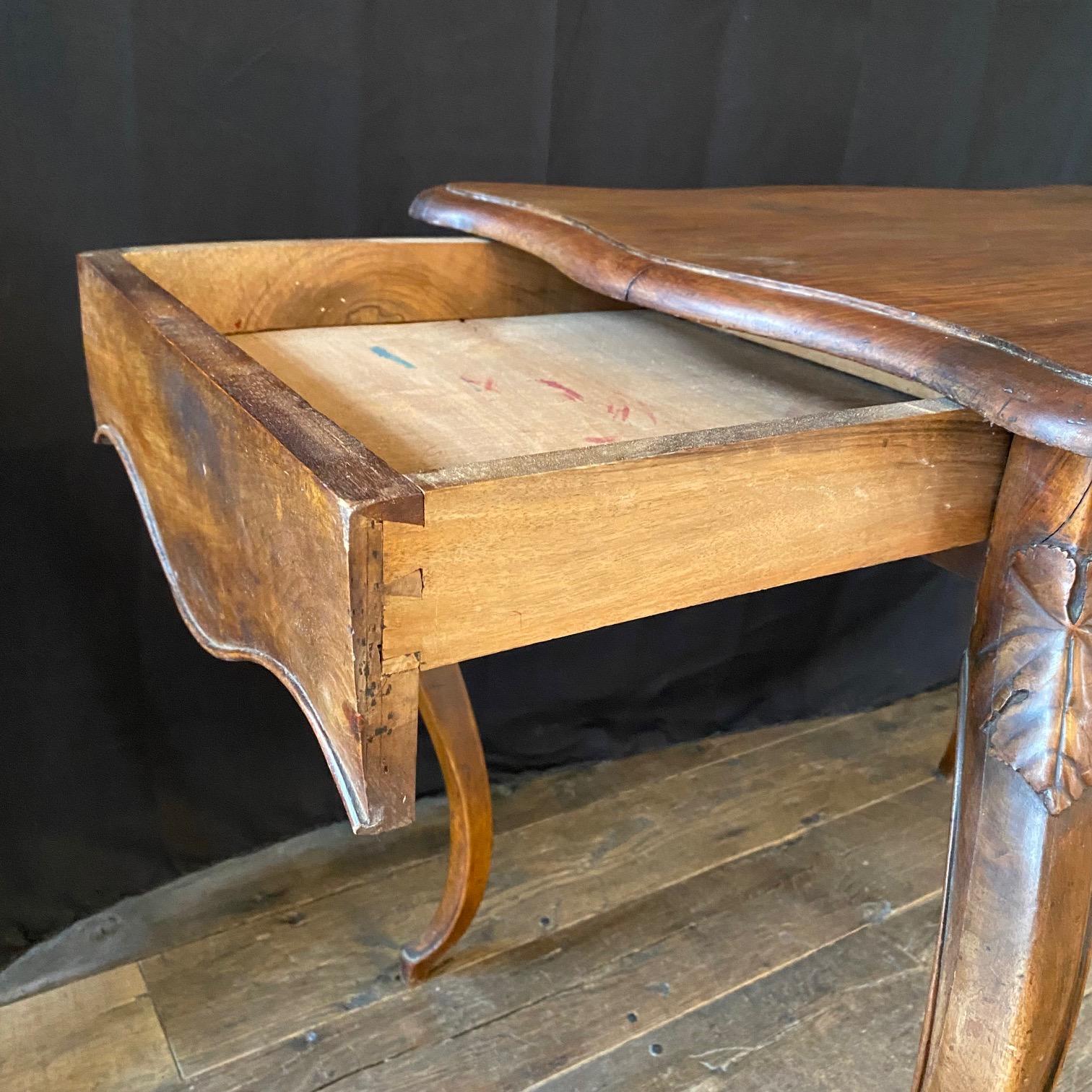 Bureau ou table à écrire en noyer du 19e siècle avec écusson aux lions et boucliers en vente 1