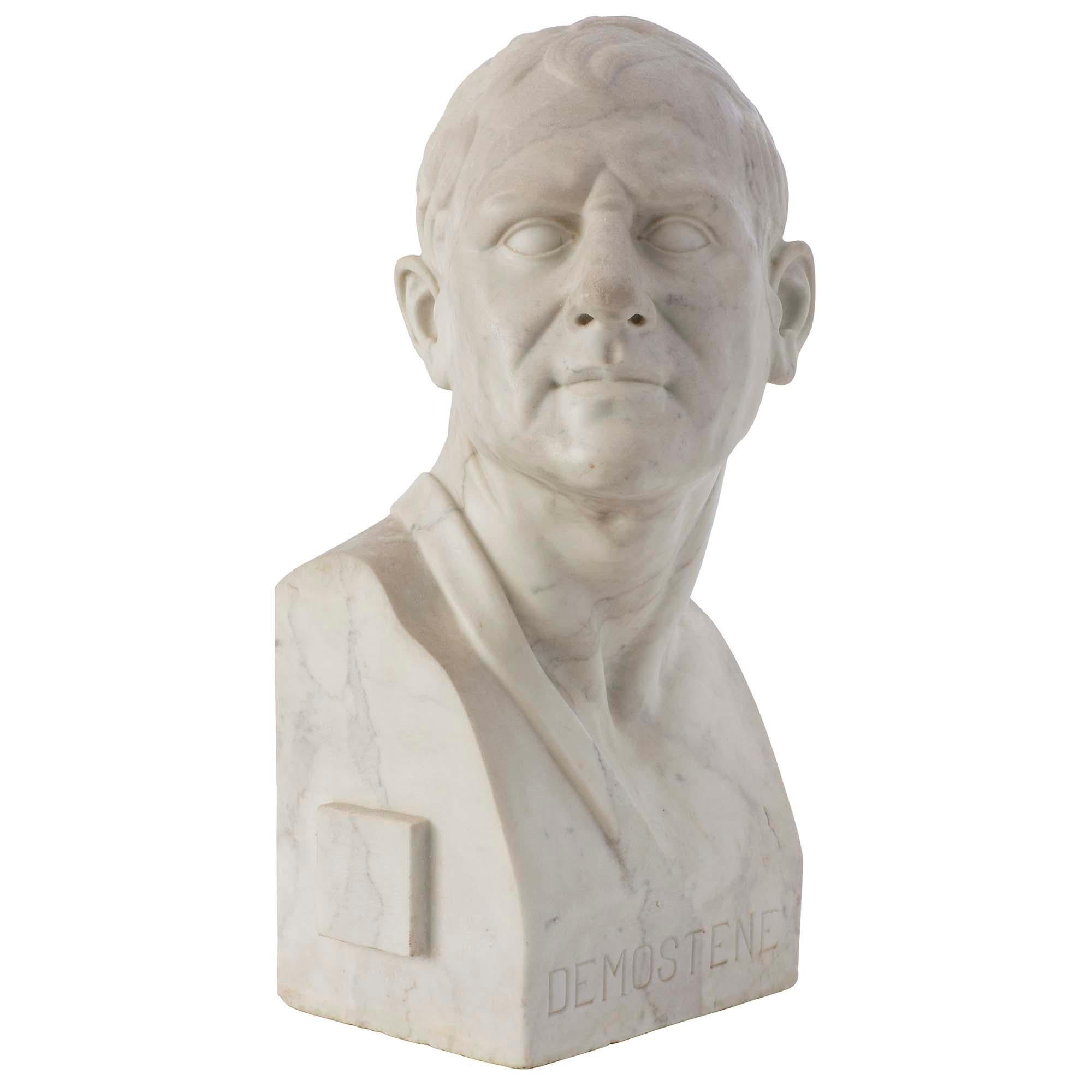 Eine schöne und reich geschnitzte Büste von Demostene aus weißem Carrara-Marmor aus dem 19. Jahrhundert. Die Statue ist aus einem massiven Stück weißen Carrara-Marmors gemeißelt und trägt auf der Vorderseite den Namen der Person. Mit wunderbaren