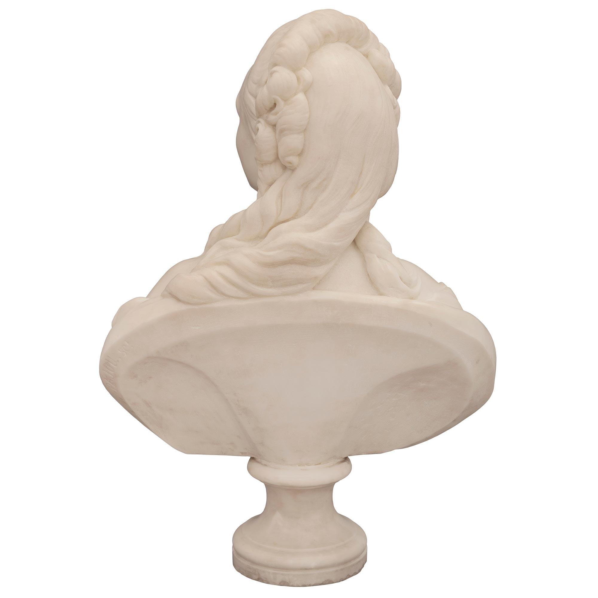 French 19th century White Carrara marble bust of La Comtesse Du Bary en vente 4