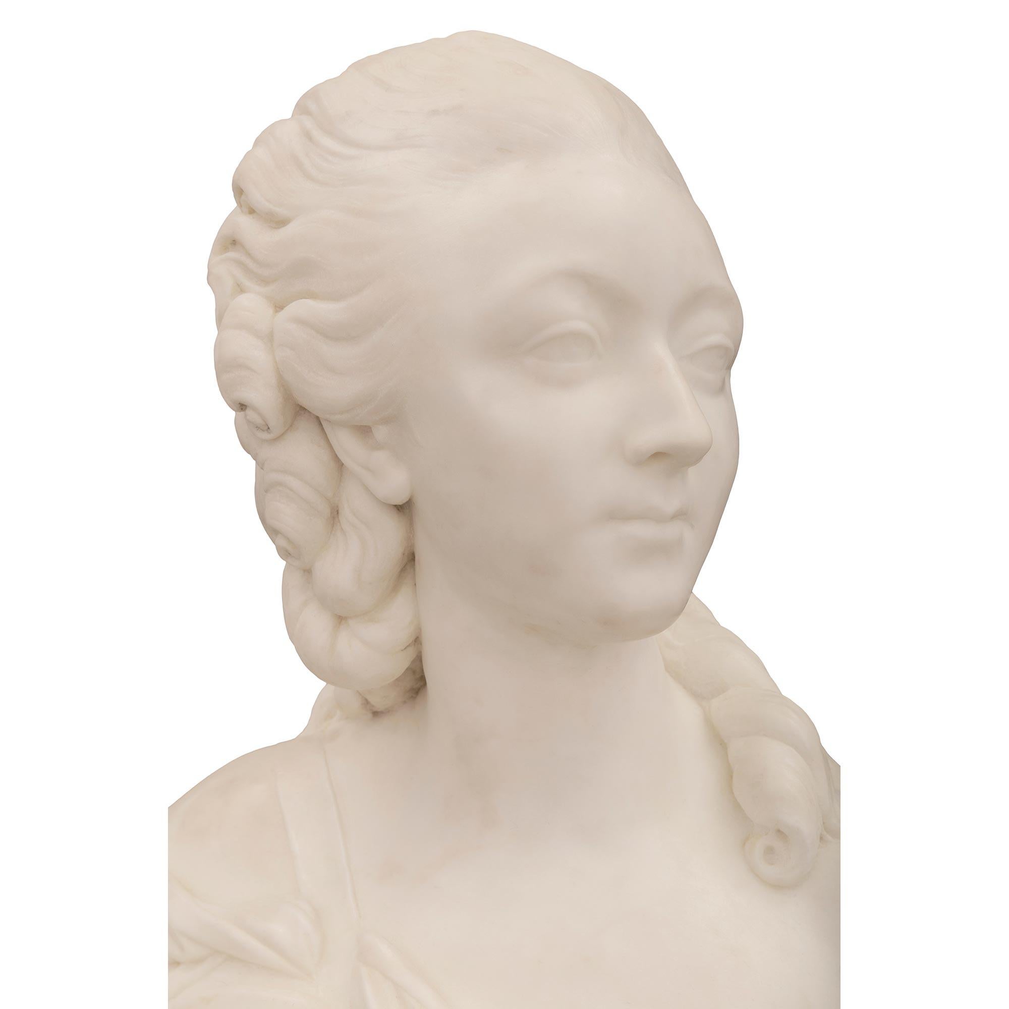 XIXe siècle French 19th century White Carrara marble bust of La Comtesse Du Bary en vente