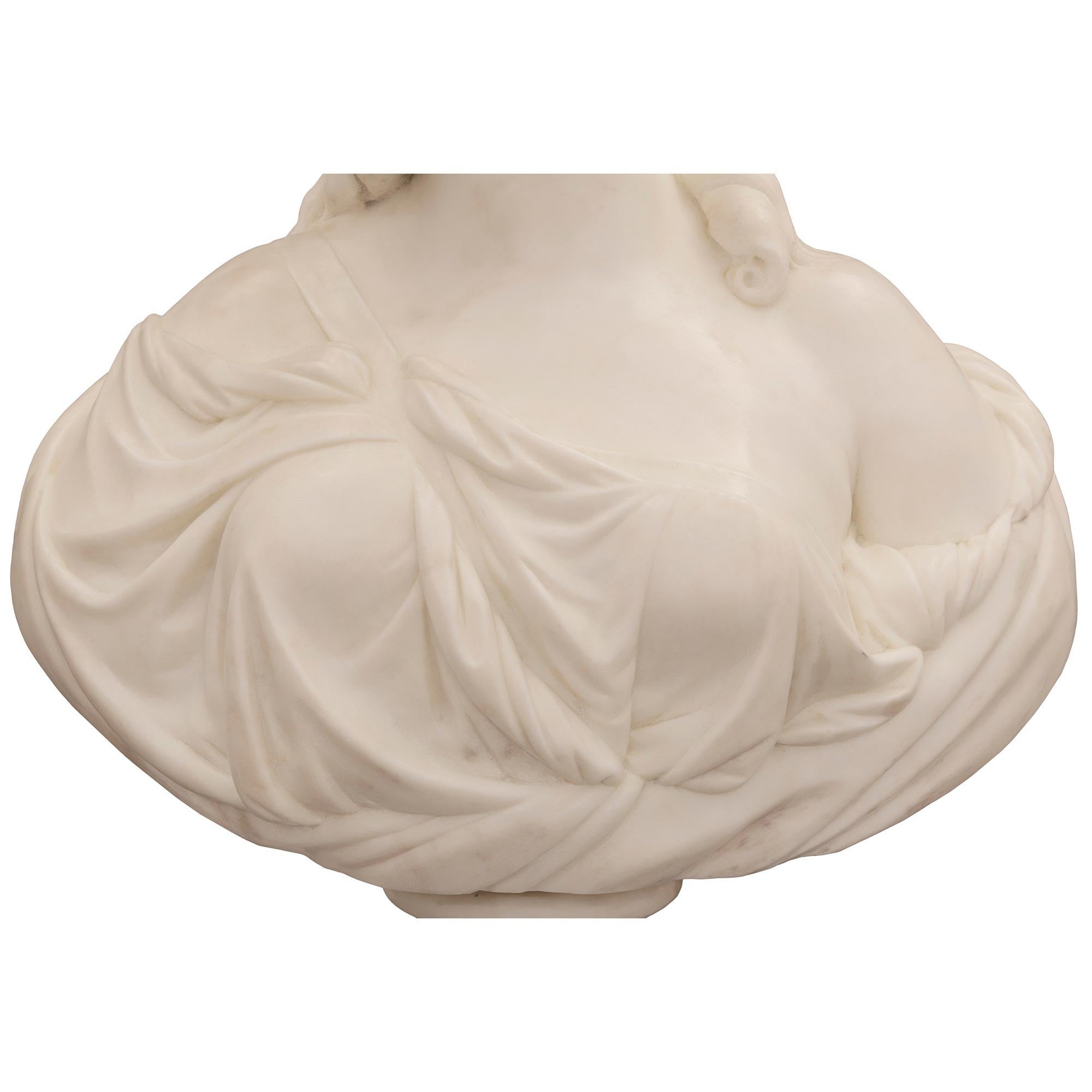 Marbre de Carrare French 19th century White Carrara marble bust of La Comtesse Du Bary en vente