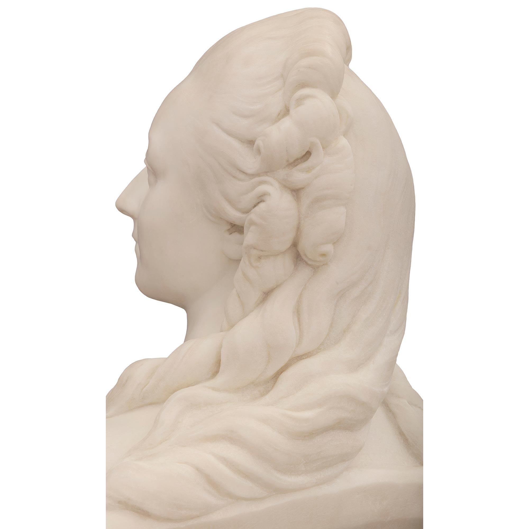 French 19th century White Carrara marble bust of La Comtesse Du Bary en vente 1