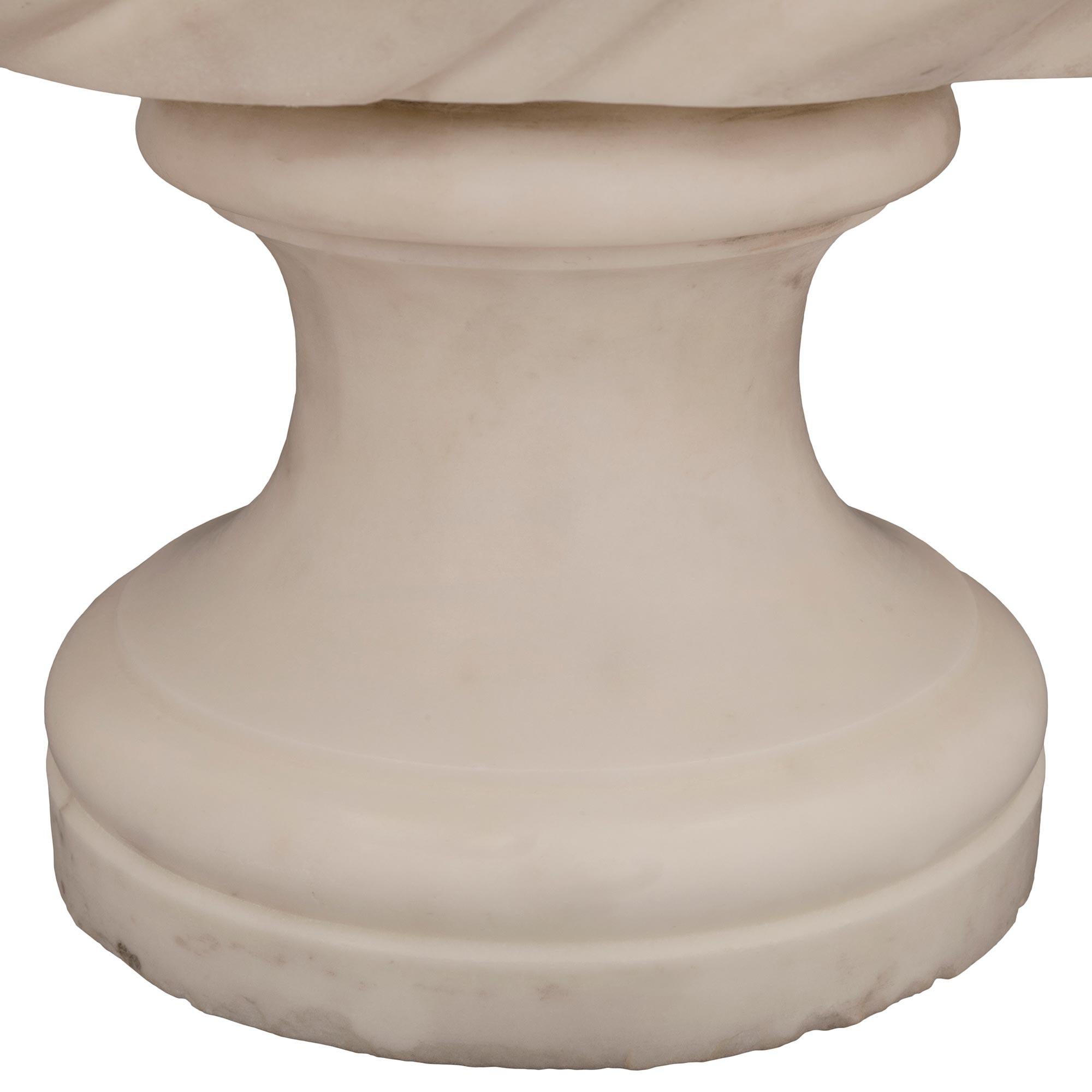 French 19th century White Carrara marble bust of La Comtesse Du Bary en vente 2
