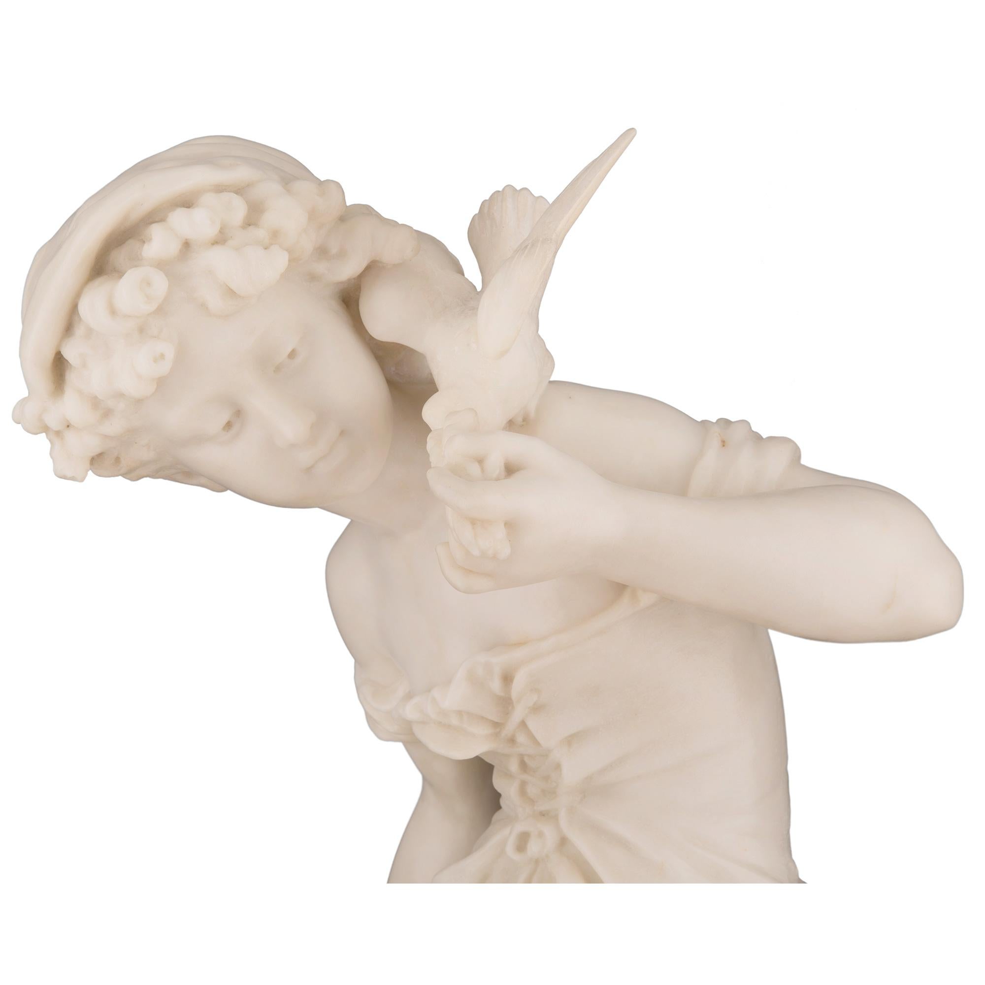 Marbre de Carrare Statue d'une jeune fille en marbre blanc de Carrare du XIXe siècle, signée Moreau en vente