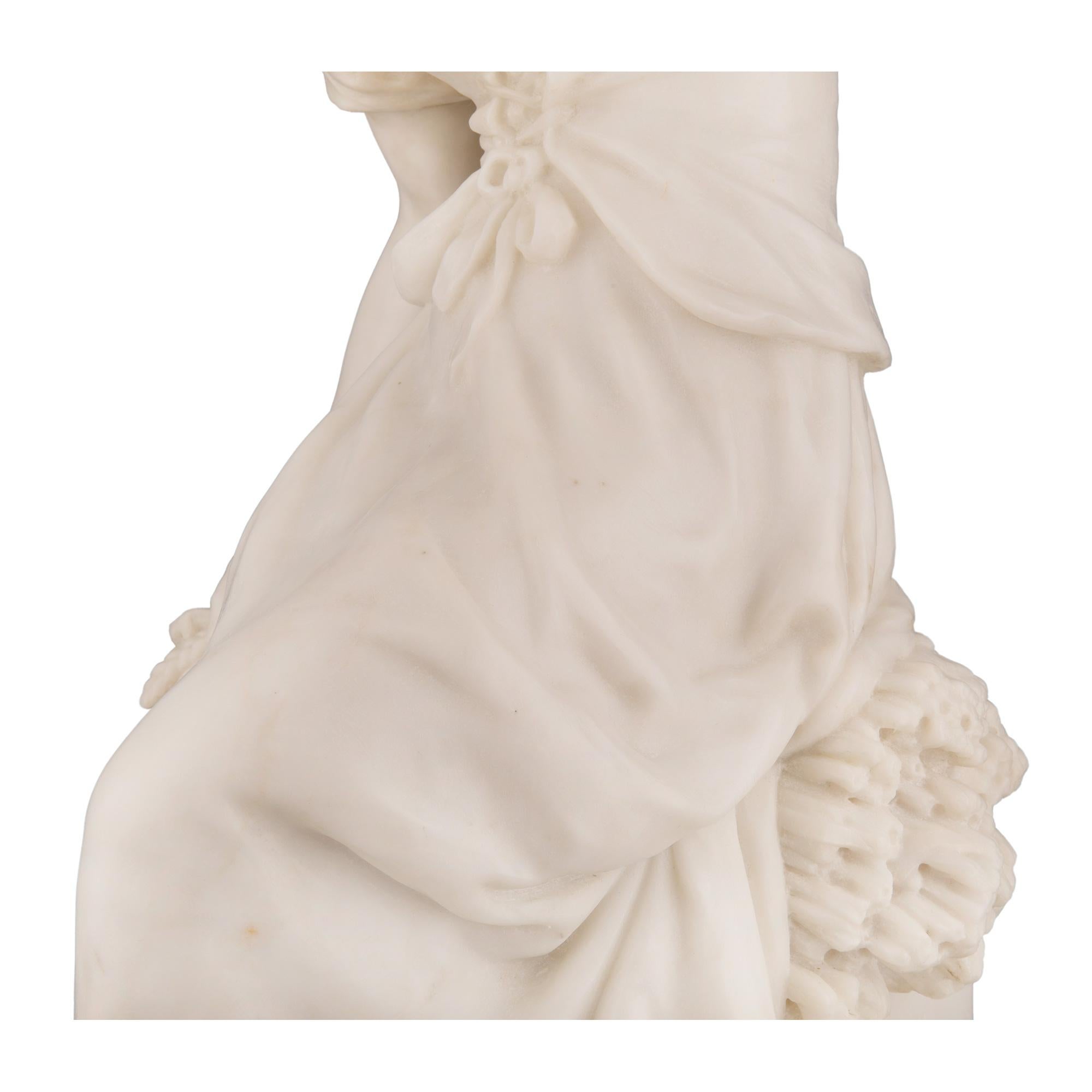 Statue d'une jeune fille en marbre blanc de Carrare du XIXe siècle, signée Moreau en vente 1