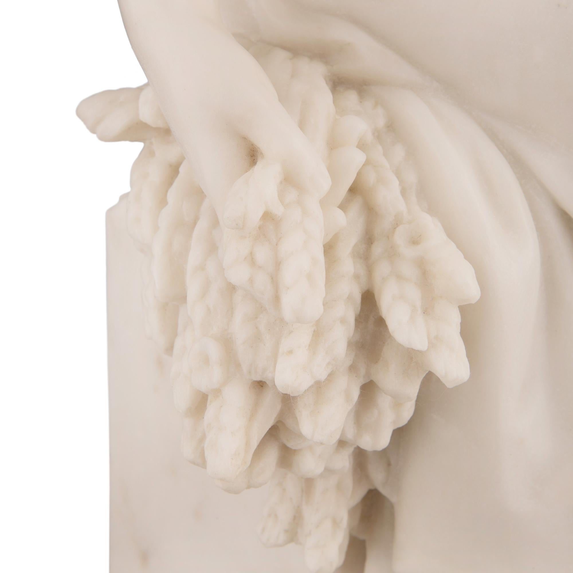 Statue d'une jeune fille en marbre blanc de Carrare du XIXe siècle, signée Moreau en vente 2