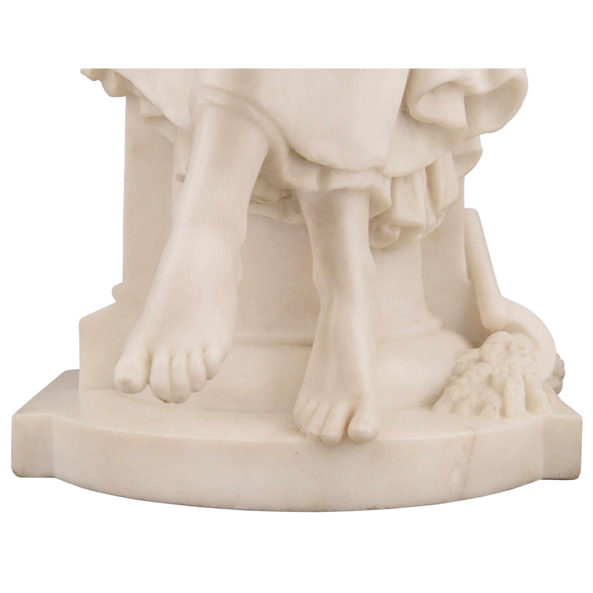 Statue d'une jeune fille en marbre blanc de Carrare du XIXe siècle, signée Moreau en vente 3
