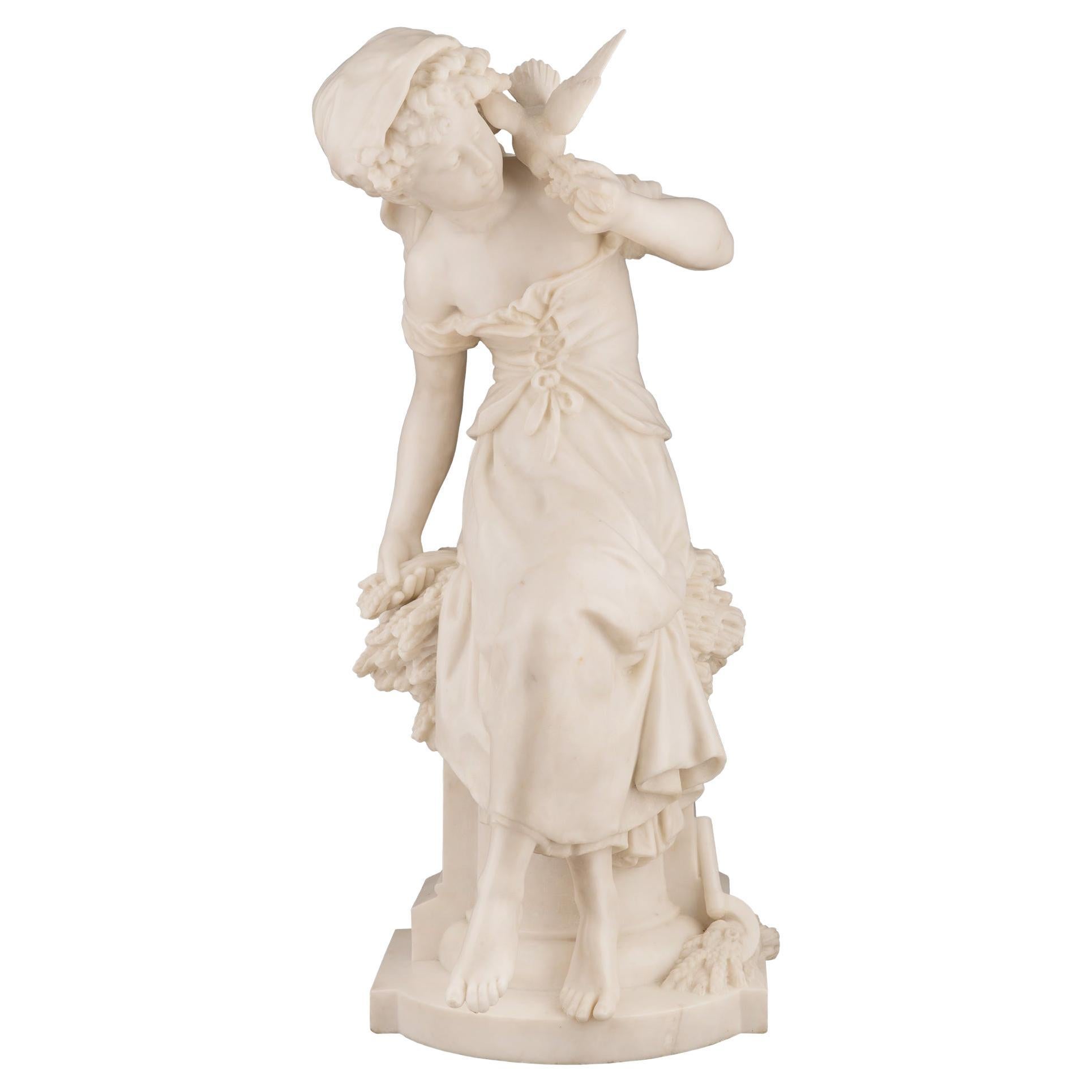 Statue d'une jeune fille en marbre blanc de Carrare du XIXe siècle, signée Moreau