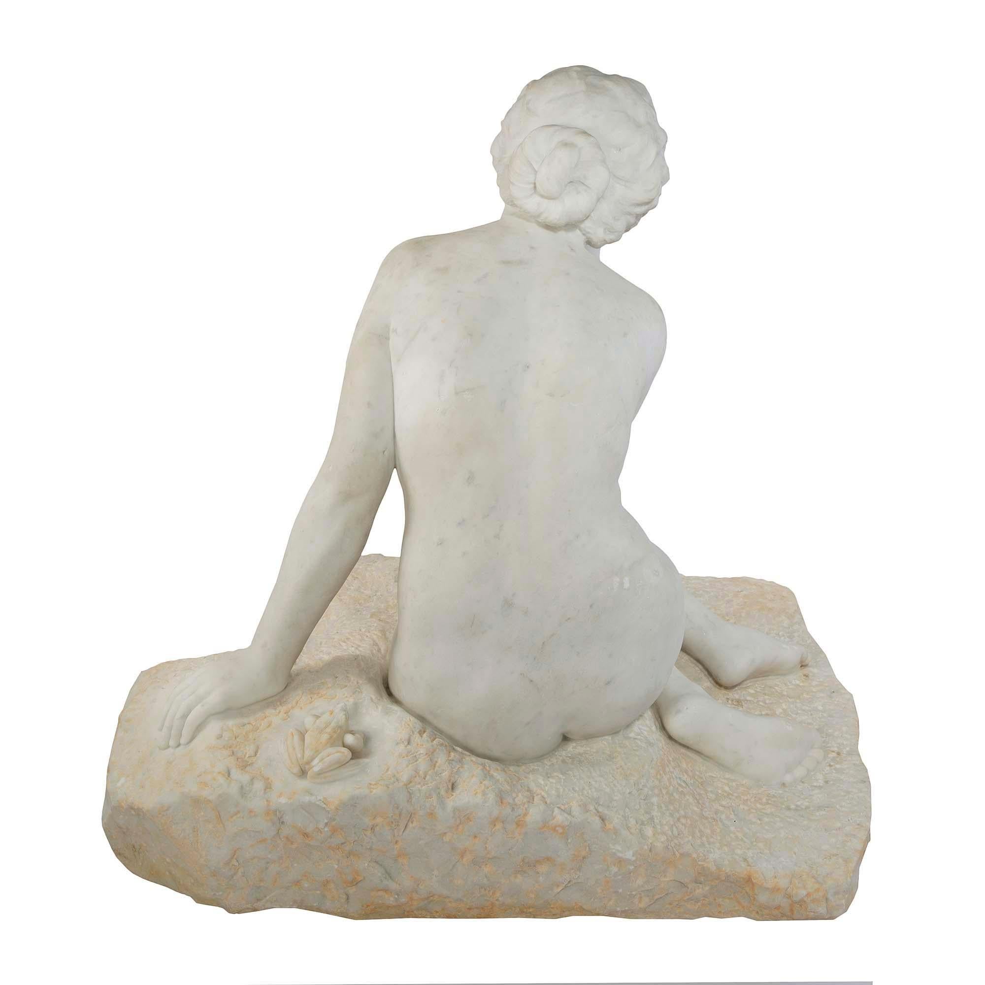 Französische Statue einer sitzenden jungen Dame aus weißem Carrara-Marmor aus dem 19. Jahrhundert im Zustand „Gut“ im Angebot in West Palm Beach, FL