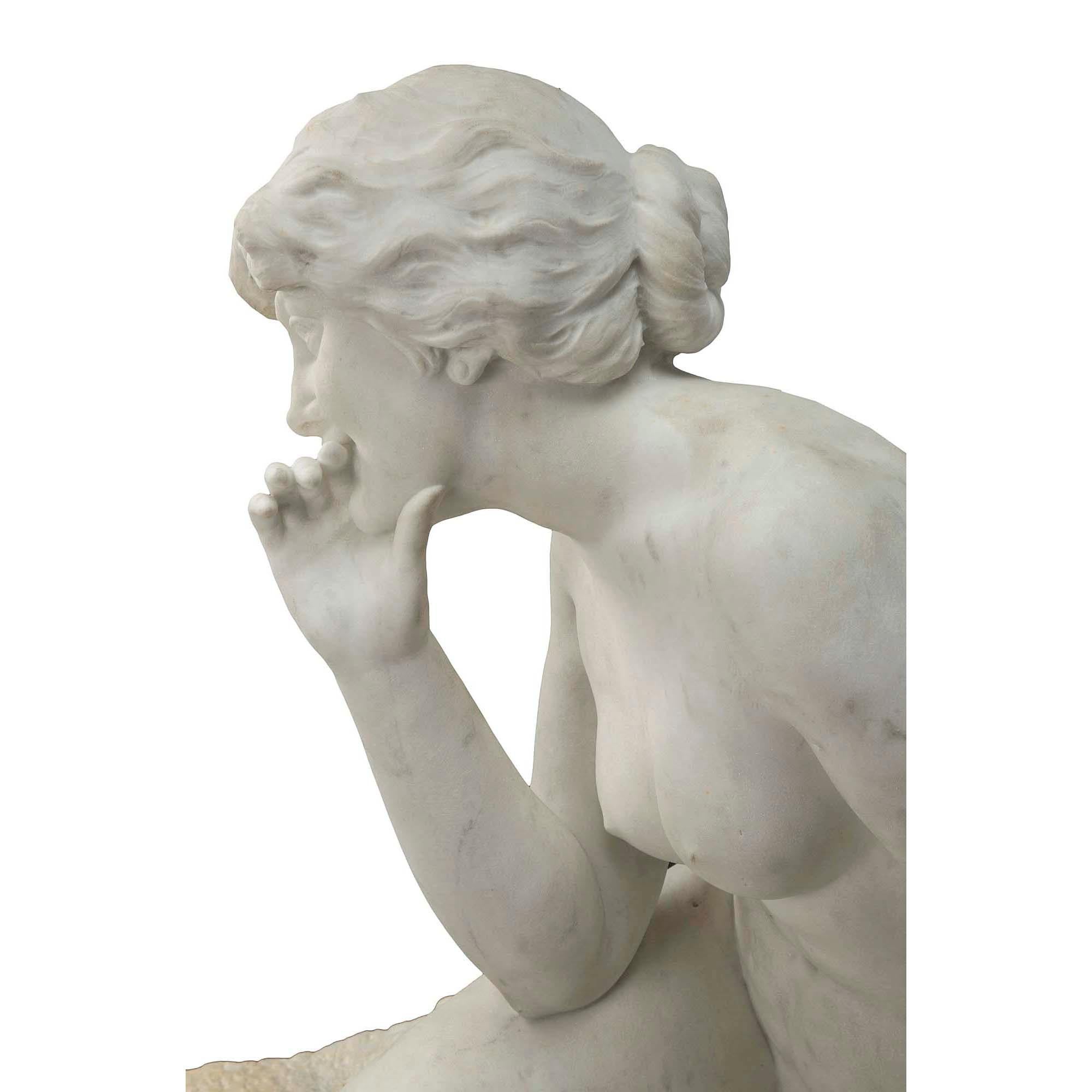 Französische Statue einer sitzenden jungen Dame aus weißem Carrara-Marmor aus dem 19. Jahrhundert im Angebot 3